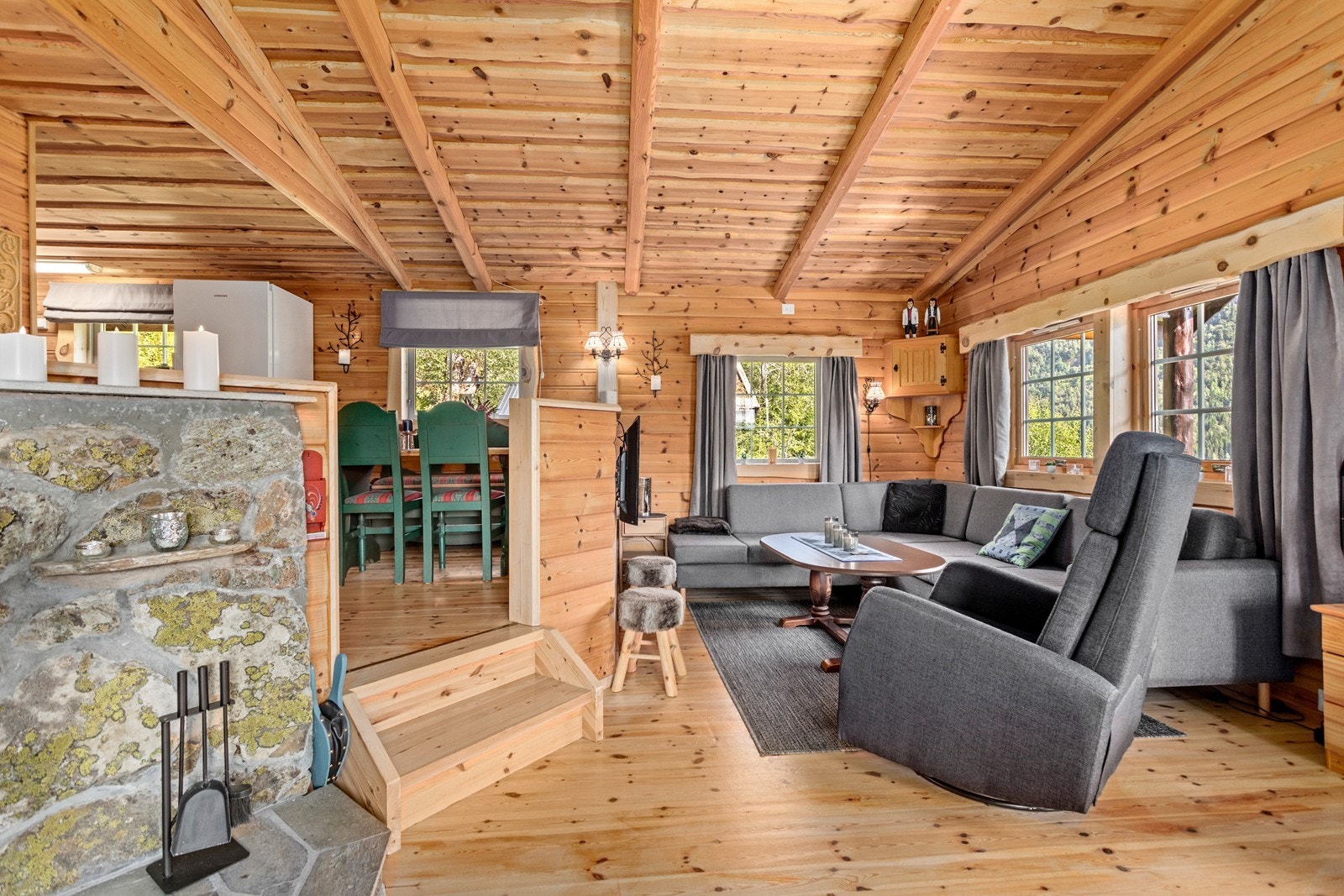 Romsleg stoveparti med kjøkken like ved. Galleribilde