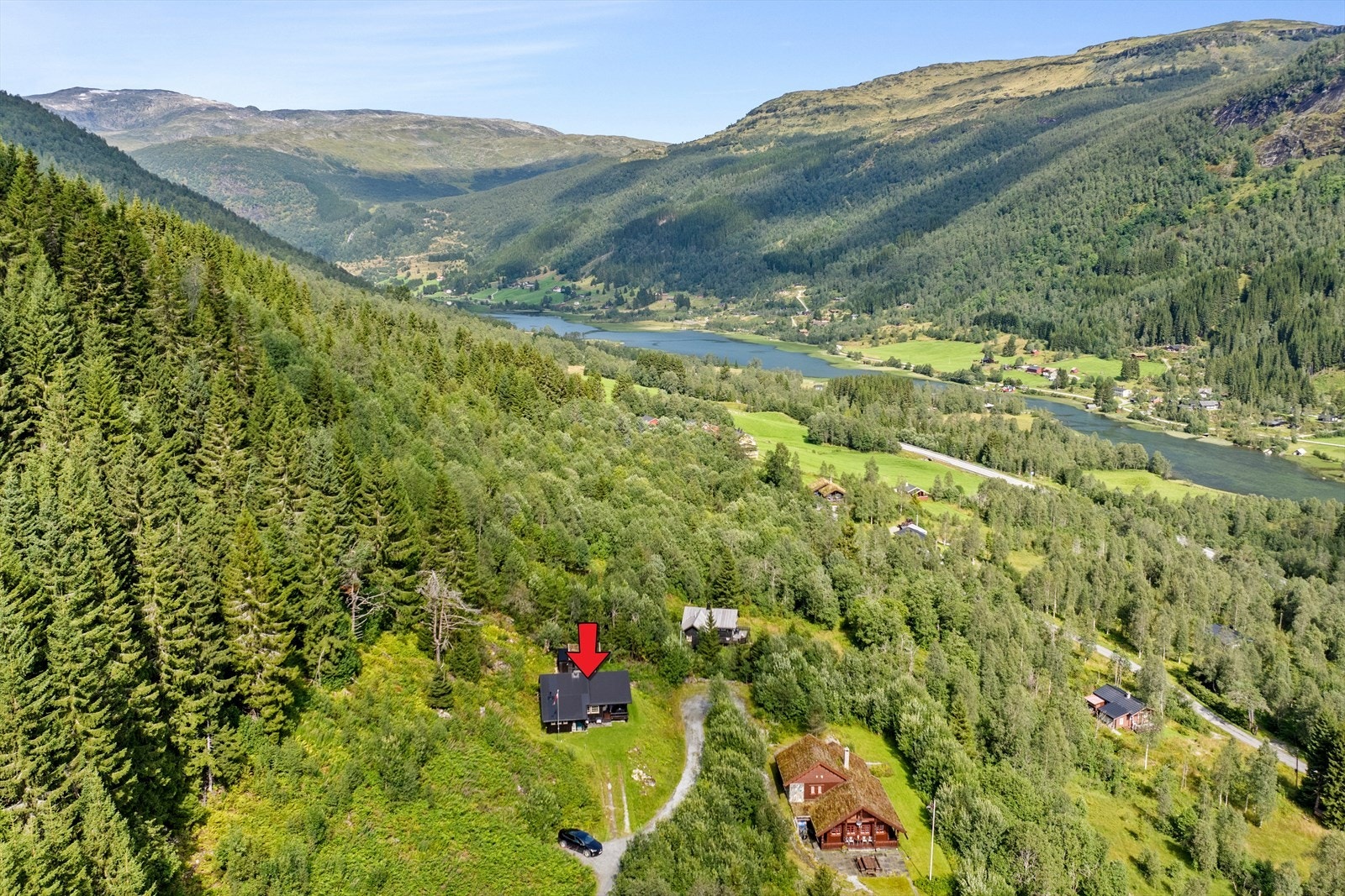 Eigedomen ligg i Olahagen som er eit eldre hyttefelt mellom Hodlekve og Vassli i Sogndalsdalen, omlag 12 kilometer frå Sogndal sentrum. Eigedommen har tilkomst via privat stikkveg frå offentleg veg, og eigedommen har bruksrett på vegen. Galleribilde