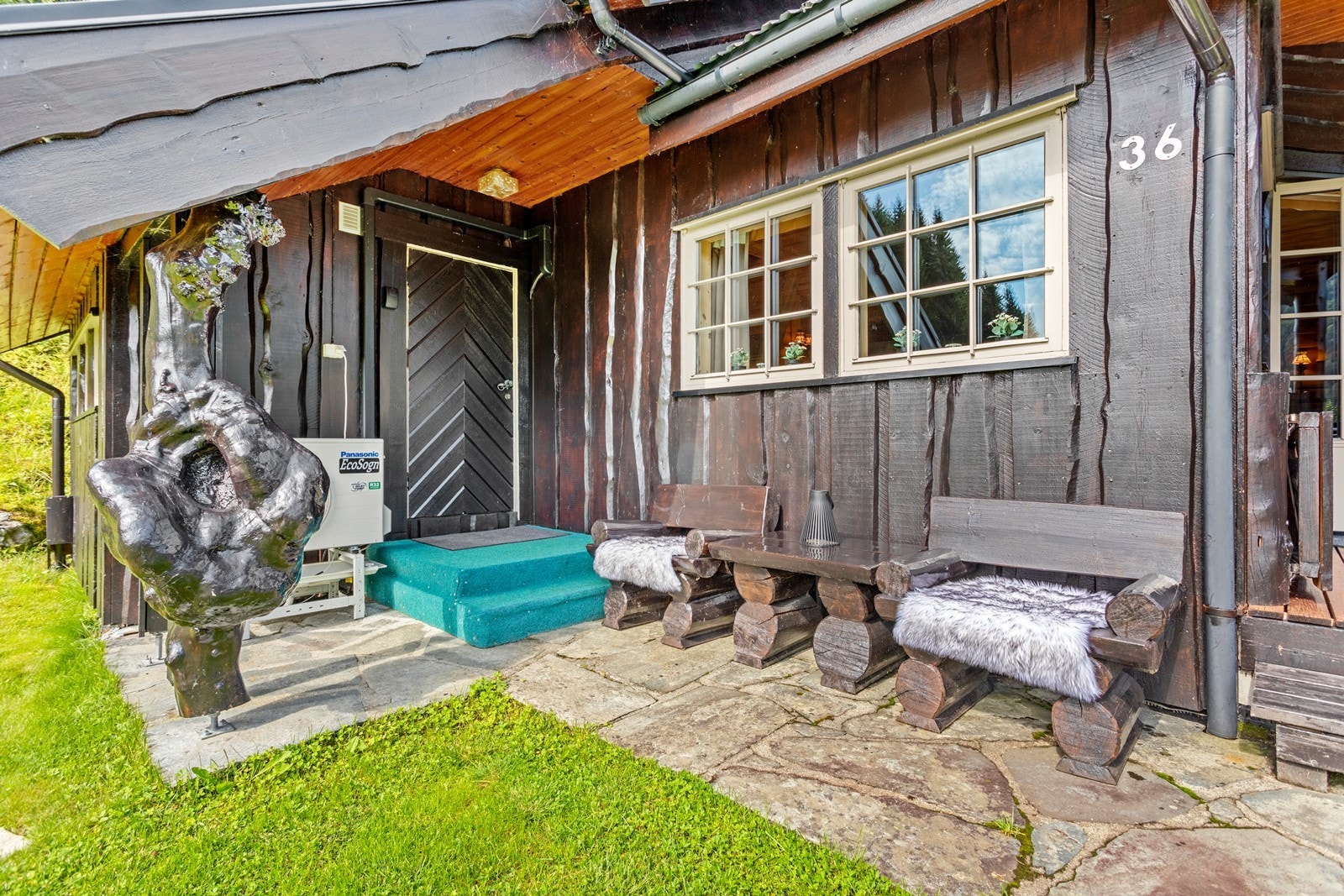 Hytta har enkel entre med steinlagt parti og liten trappoppgang. Galleribilde