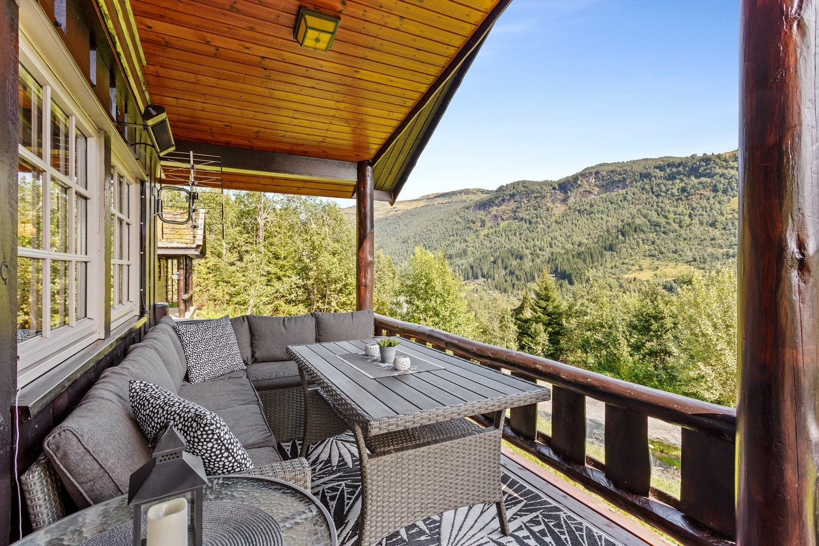 Terrassen er romsleg og har dermed plass til utemøblement dersom dette er av ynskje. Galleribilde