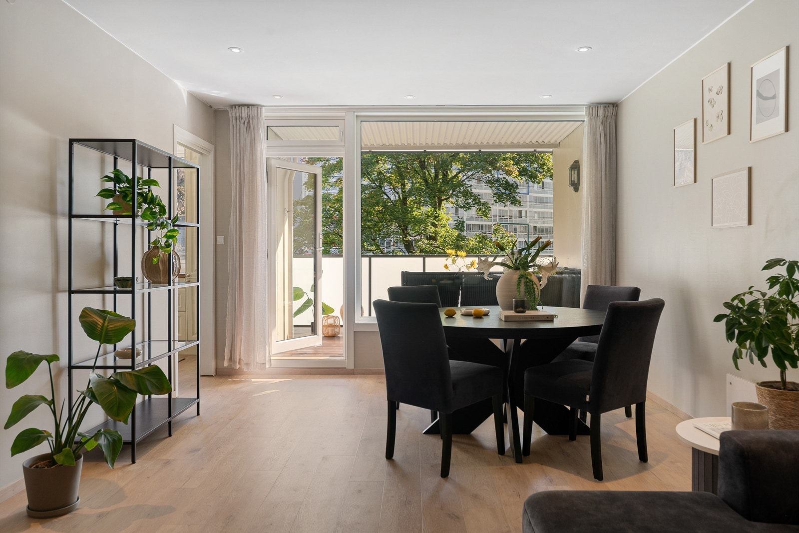- Generøse vindusflater som sørger for en åpen og luftig romfølelse! Fra stuen er det også tilkomst til boligens terrasse - Galleribilde