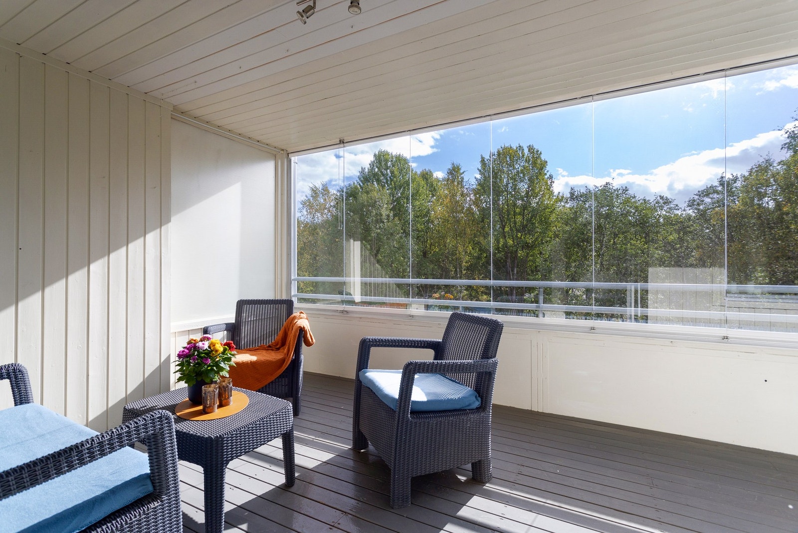 Leiligheten har en innglasset veranda på 12 kvm med fin utsikt mot friarealer. Galleribilde