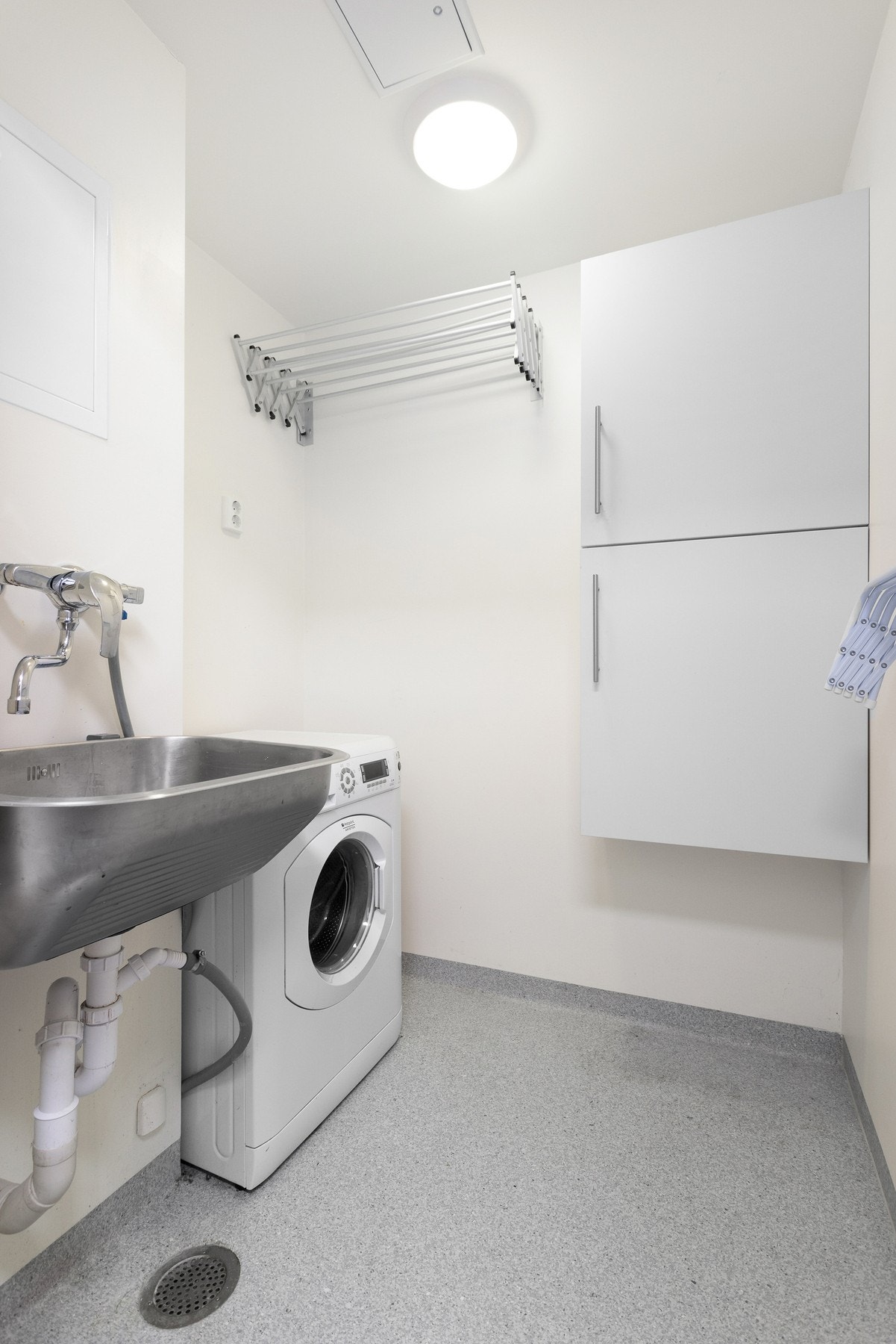 Praktisk separat vaskerom som ble renovert i regi av borettslaget i 2016. Rommet har opplegg for vaskemaskin, stålsluk og skyllekar. Det er balansert ventilasjon. Galleribilde