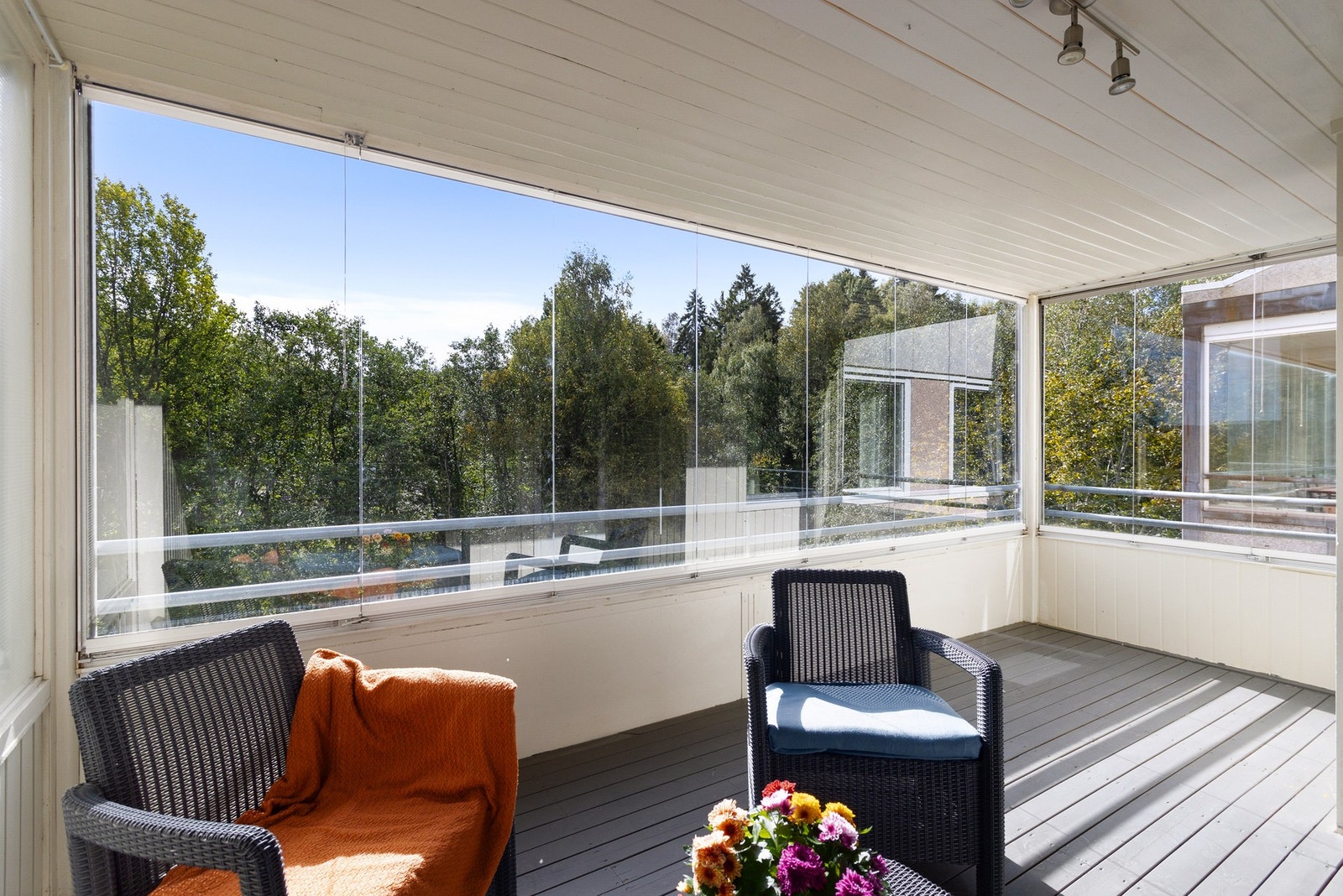 Leiligheten har en innglasset veranda på 12 kvm med fin utsikt mot friarealer. Galleribilde
