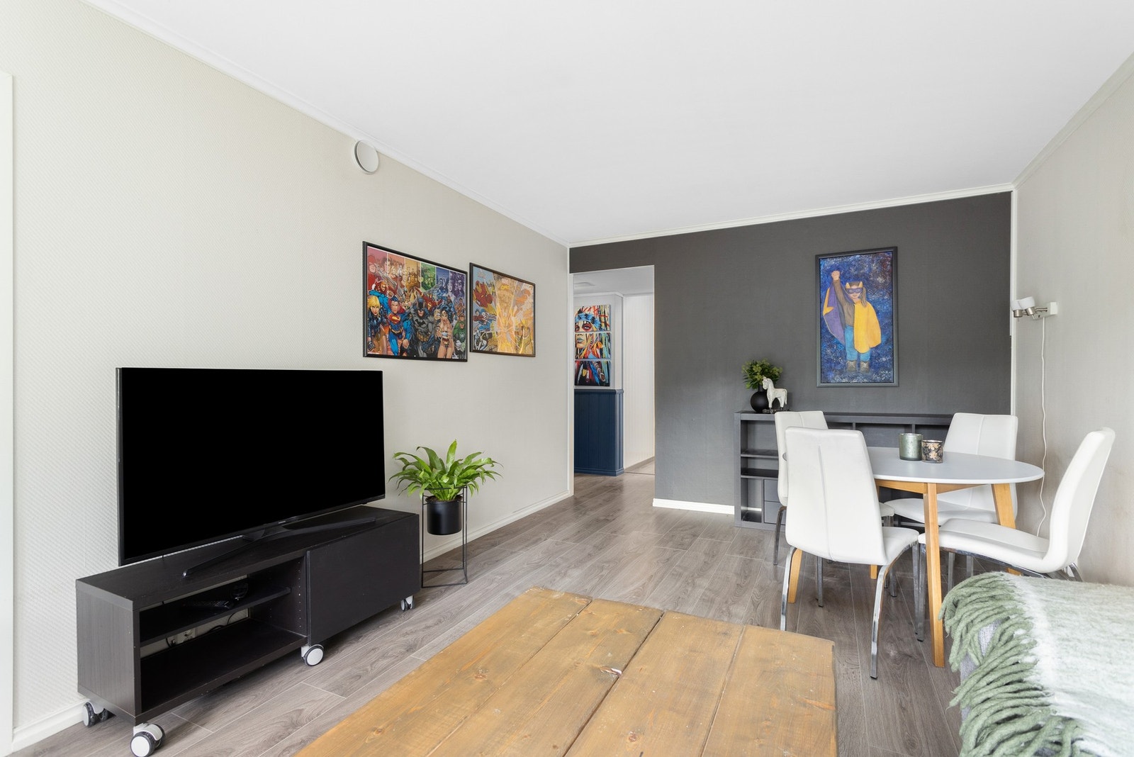 Leiligheten har en stor stue med god plass til sofagruppe, spisebord og tilhørende møblement. Galleribilde