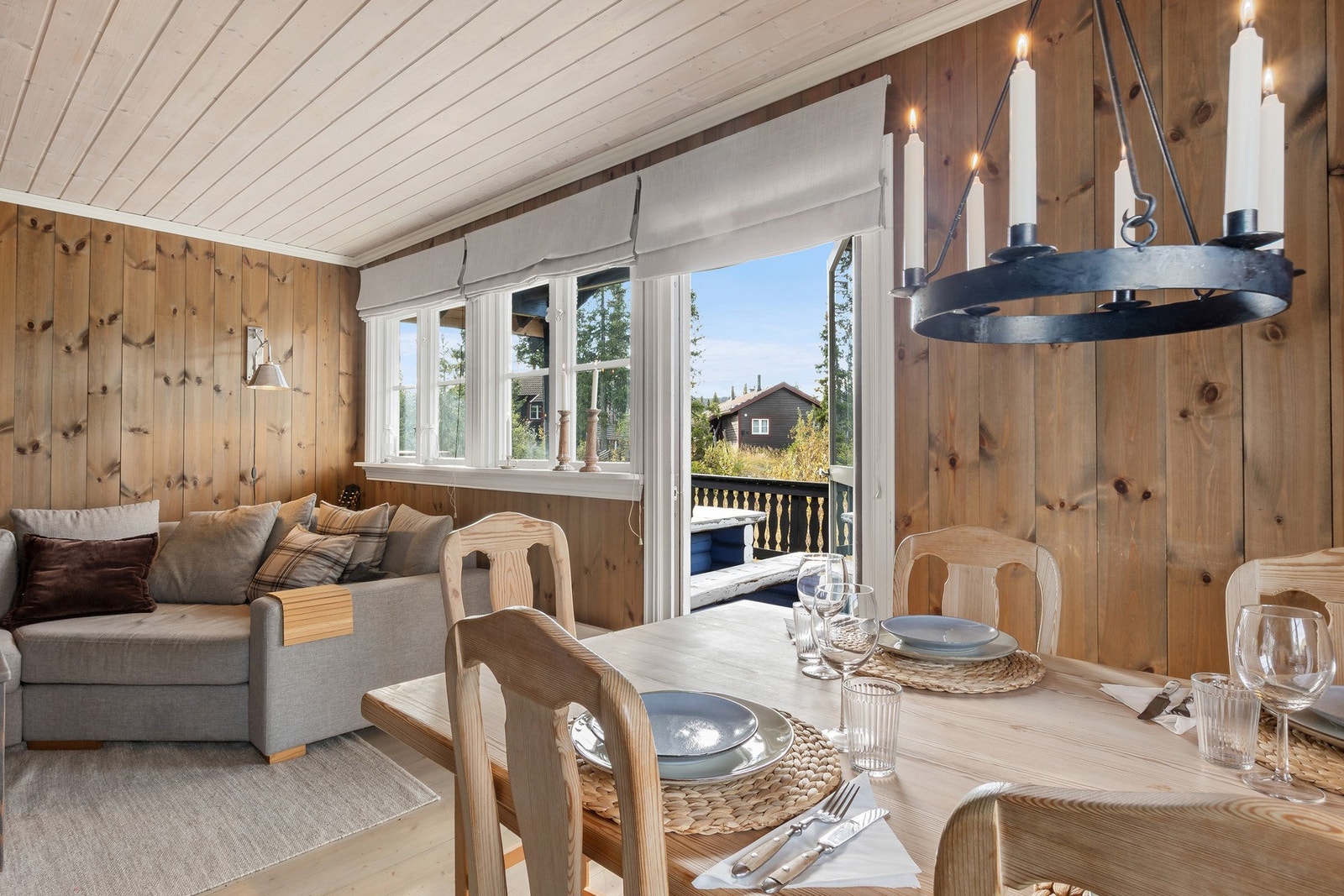 Stuen har utgang til terrasse, noe som forlenger oppholdsrommet på varme dager og gir en fin flyt mellom ute- og inneområdet. Galleribilde