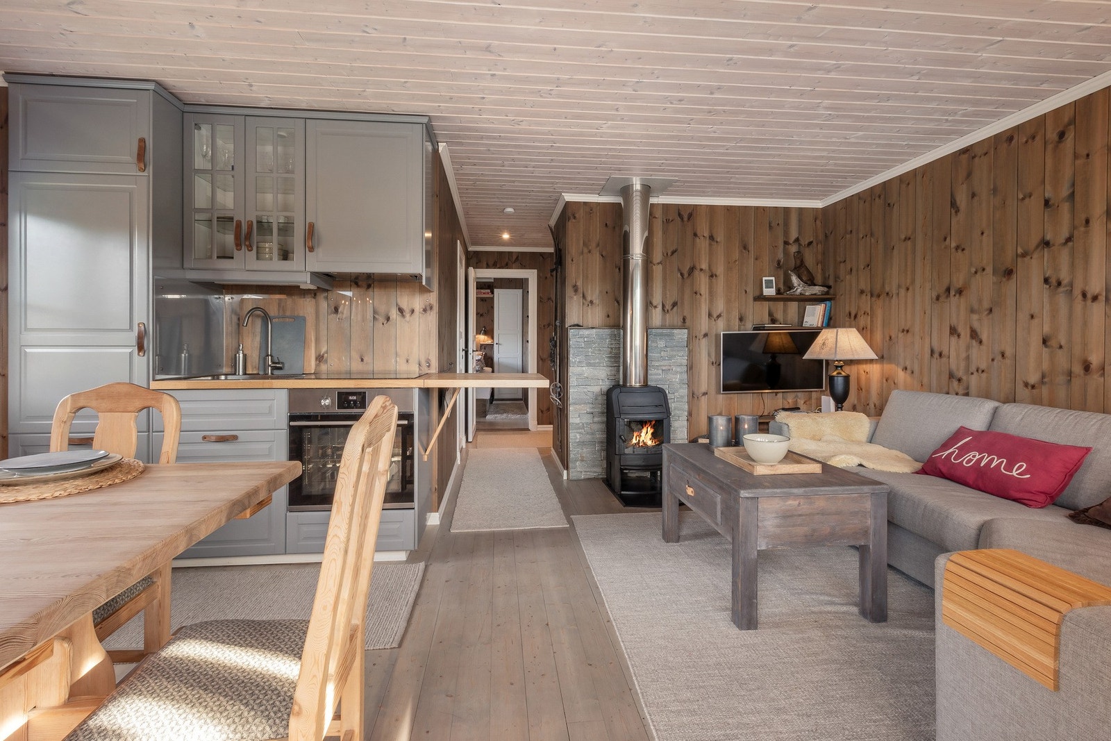 Spisestuen har sin naturlige plassering i forbindelse med kjøkkenet. Galleribilde