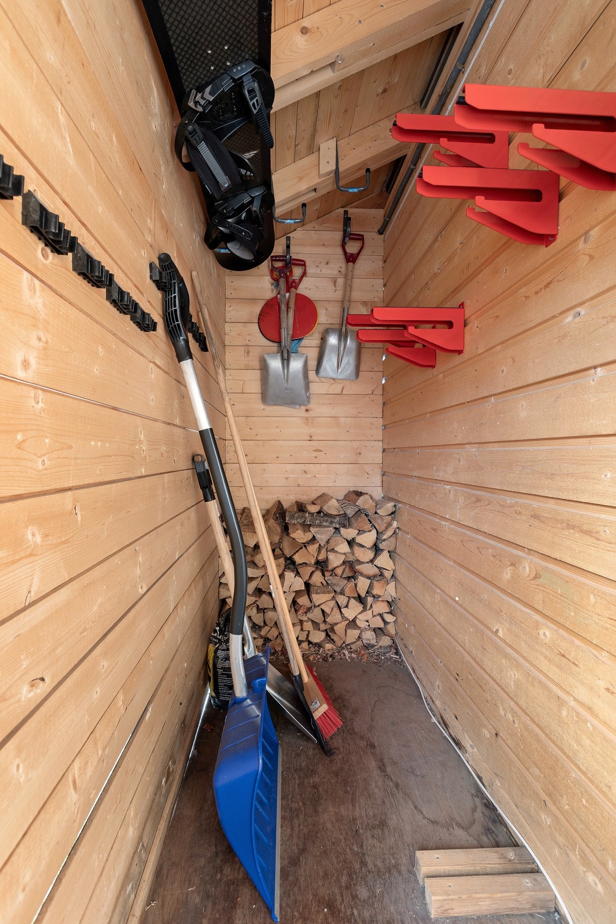 Det er to boder, en innvendig og en utvendig for praktisk lagring av utstyr. Galleribilde