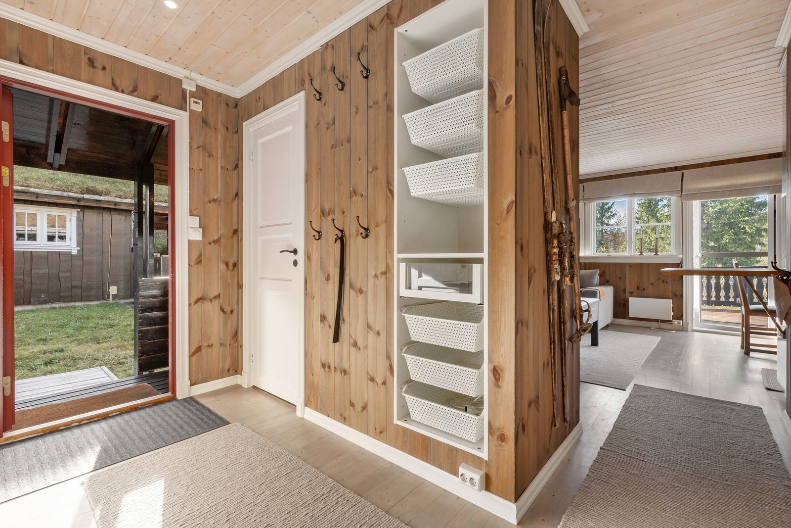 Vel innenfor hyttedøra møtes du av en praktisk og innbydende gang. Galleribilde