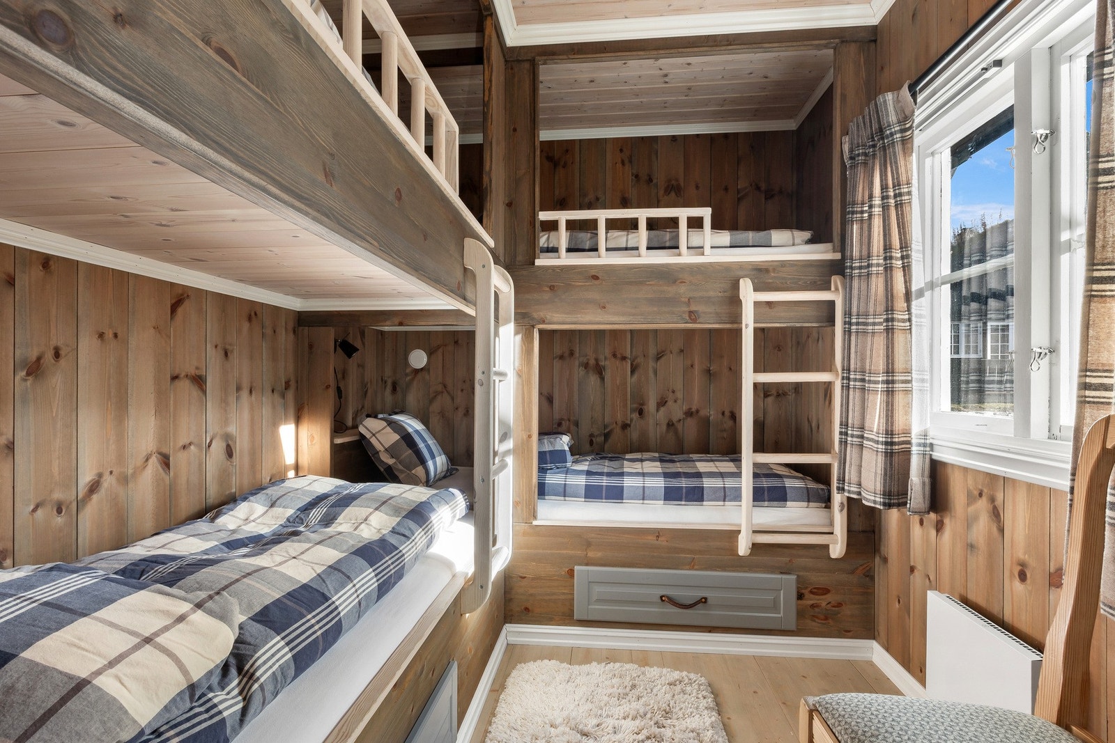 Ett av soverommene er utstyrt med plassbygde køyesenger. Galleribilde