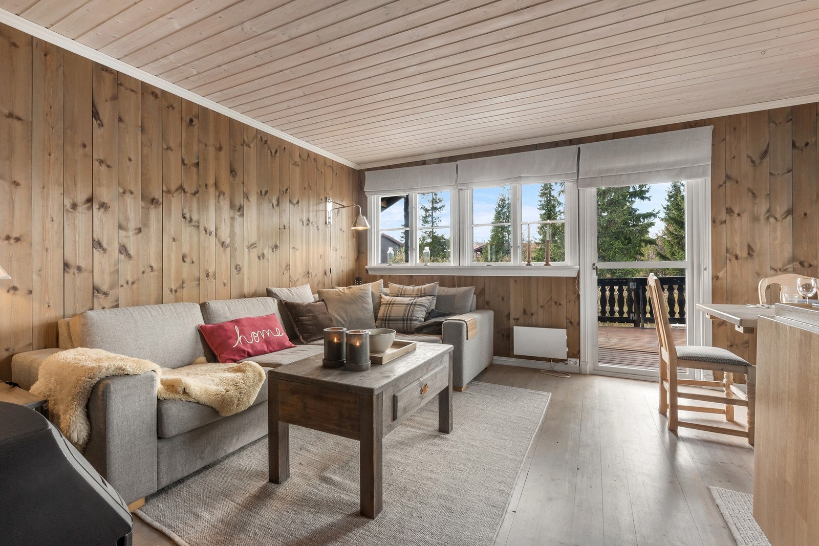 Hytta har en koselig og innbydende stue med god plass til både sofakrok og spiseplass. Galleribilde