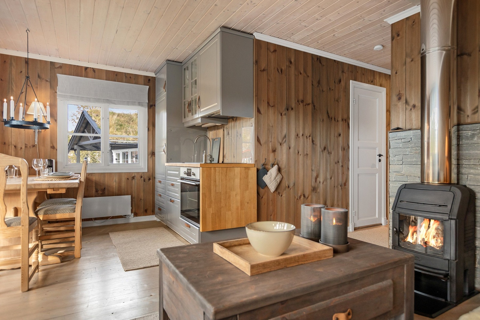 Vedovnen gir både effektiv oppvarming og en hyggelig atmosfære på kjølige kvelder. Galleribilde