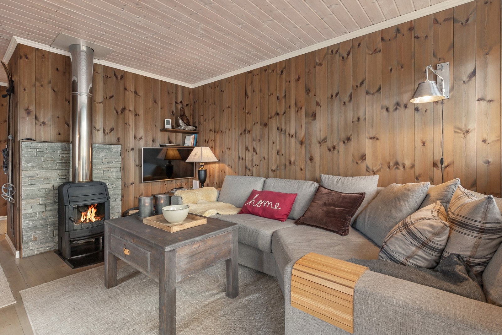 Innvendig er hytta preget av lyse overflater og en gjennomgående hyggelig atmosfære. Galleribilde