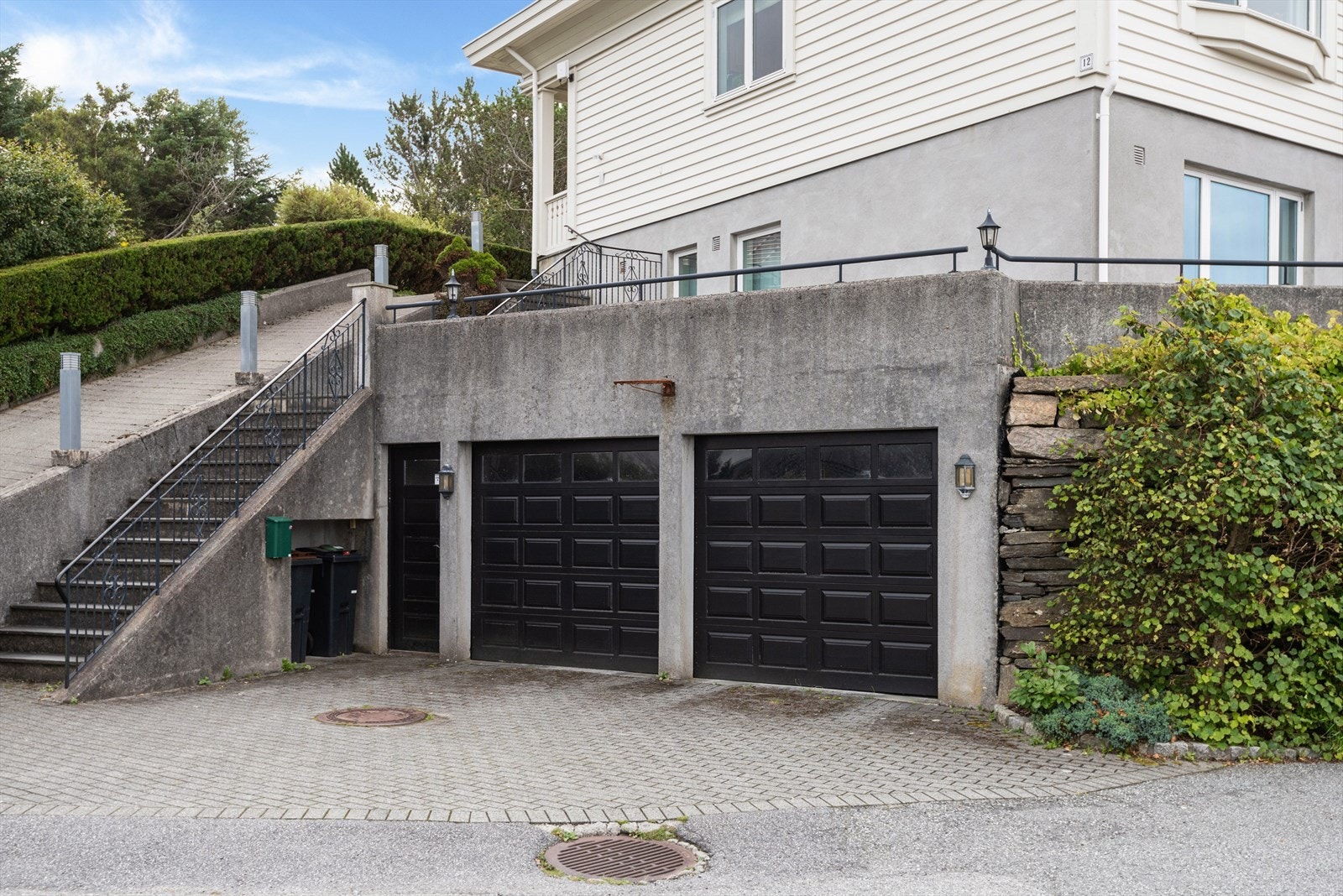 Dobbel garasje under huset. Her er adkomst via eget innvendig trapp opp til hoveddel og leilighet. Galleribilde