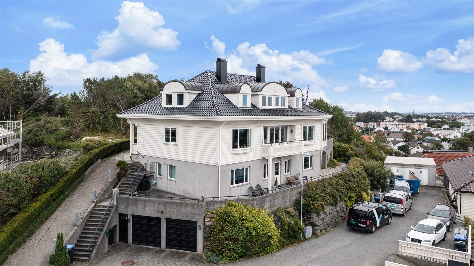 Villaen troner på en høyde med en panoramautsikt som vanskelig kan beskrives med bilder. Galleribilde