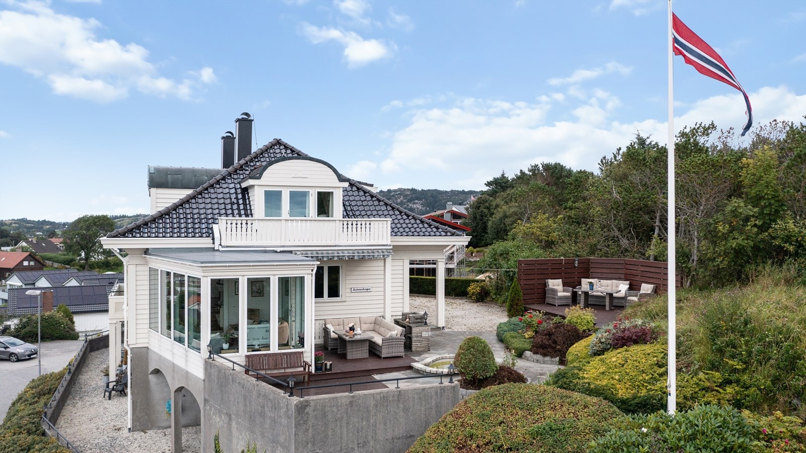 Det er opparbeidet et flott uteområde med lune og fine uteplasser og soner. Galleribilde