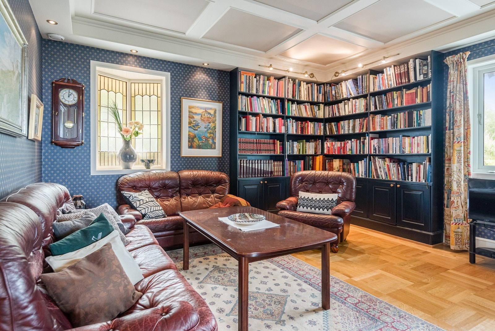 Fra stuen er det videre adkomst til det flotte biblioteket i huset. Her er det lagt vekt på detaljer. Legg merke til himling, gulv og de plassbygde bokhyllene. Galleribilde
