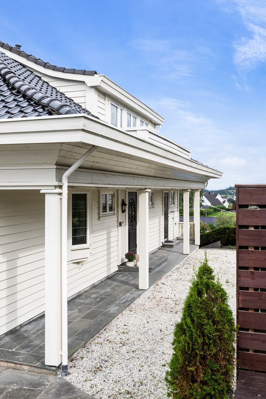Trivelig, overbygget inngangsparti belagt med skiferstein. Galleribilde