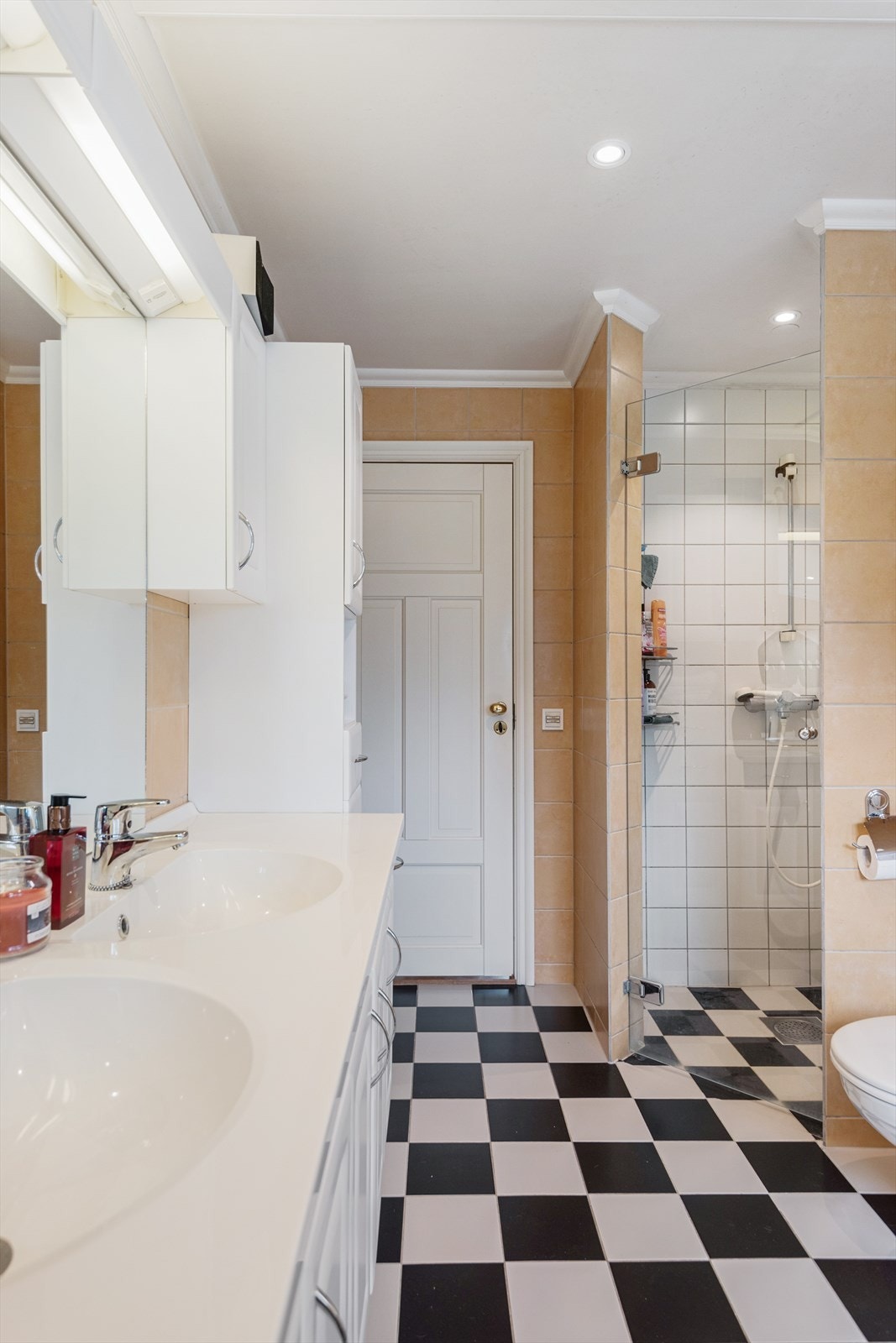 Badet er innredet med plassbygget dusj og nedfelt badekar. Galleribilde