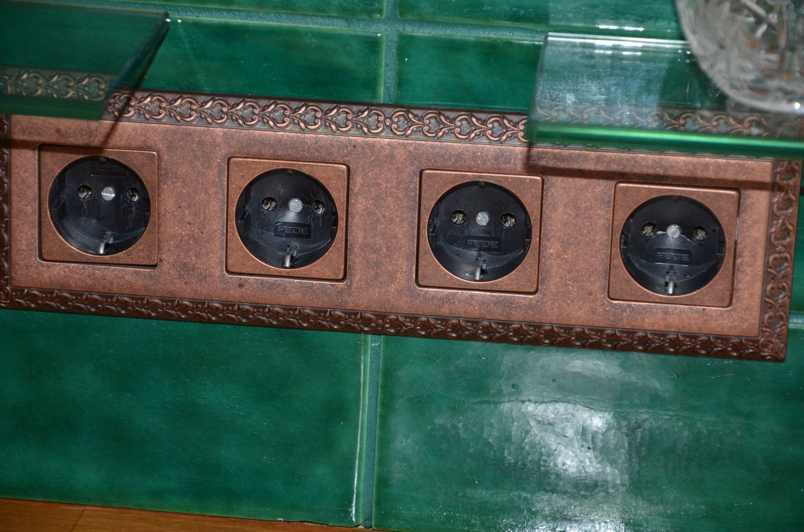 Allrom: Stikkontakter over kjøkkenbenken. Galleribilde