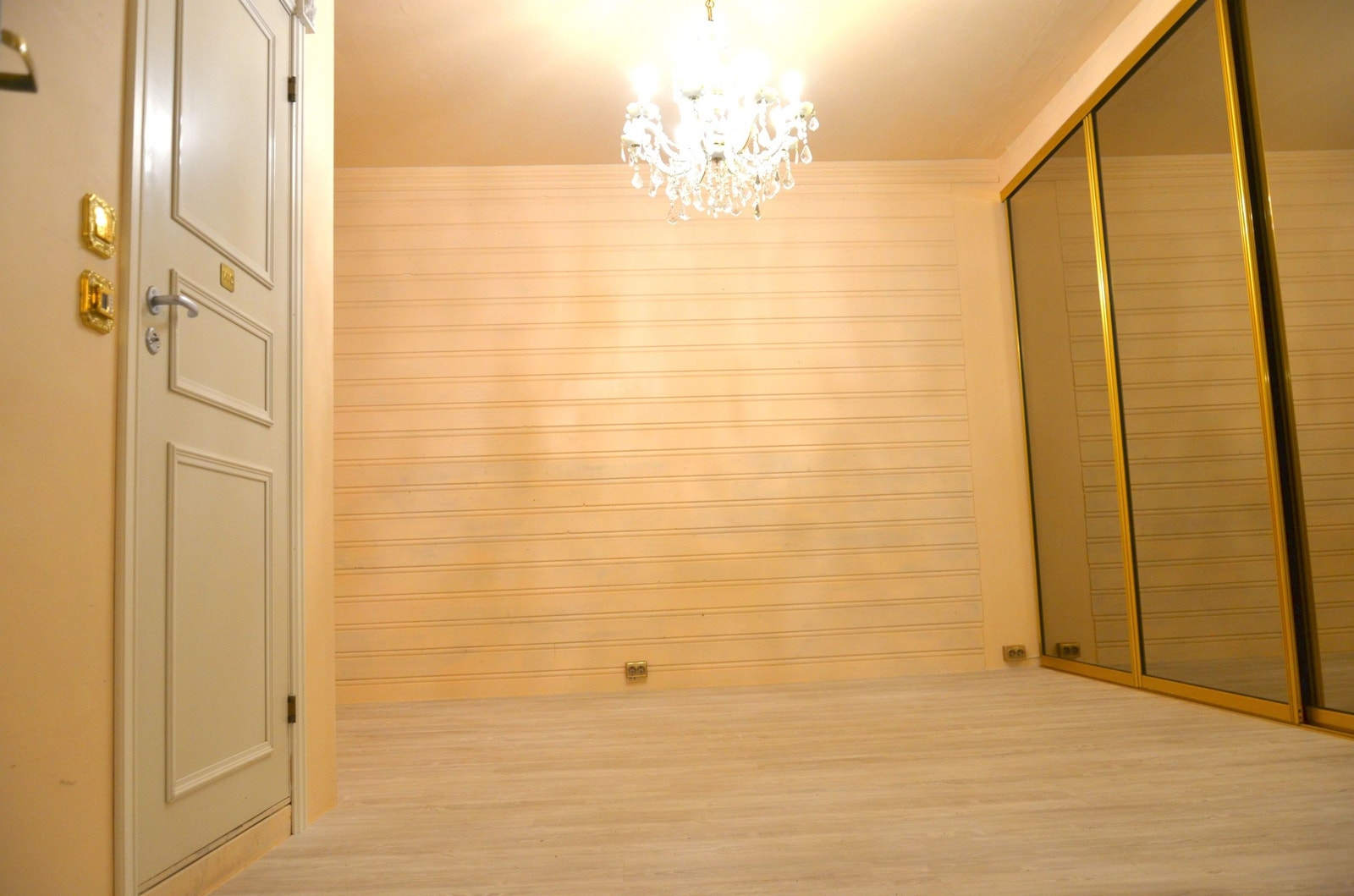 Hovedsoverommet har en skyvedørsgarderobe med speilfronter som skjuler døren ut til baktrappen. Galleribilde