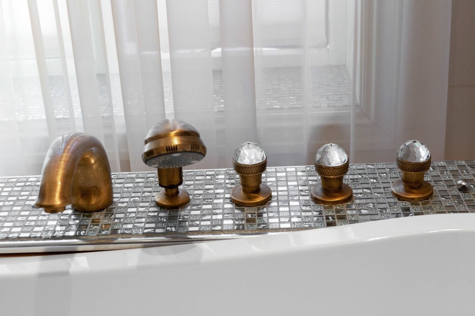 Baderommet: 5-hulls karkantbatteri Bugnatese Migliore AXO -680F BR bronse
i antikk messing med krystaller Swarovski er integrert i benk forblendet med speilmosaikk. Galleribilde