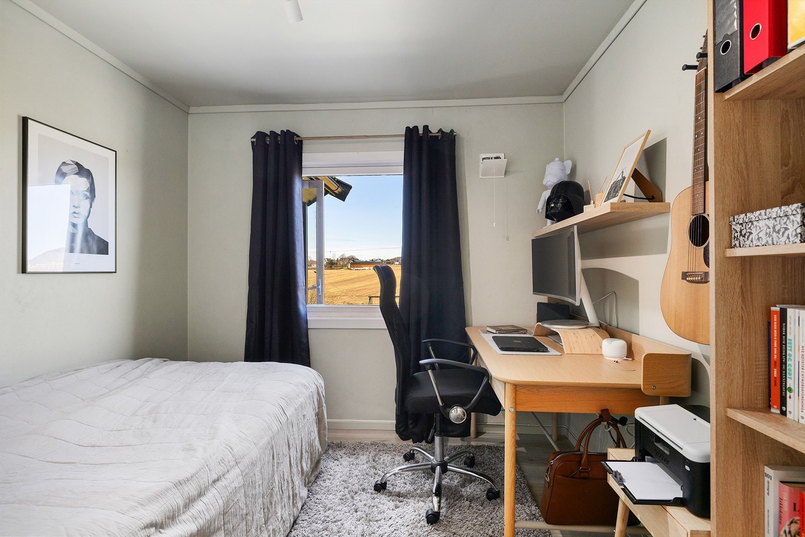 Det er 4 soverom på hovedplan. Alle er smakfullt oppusset i lyse og fine farger og har nyere gulv Galleribilde