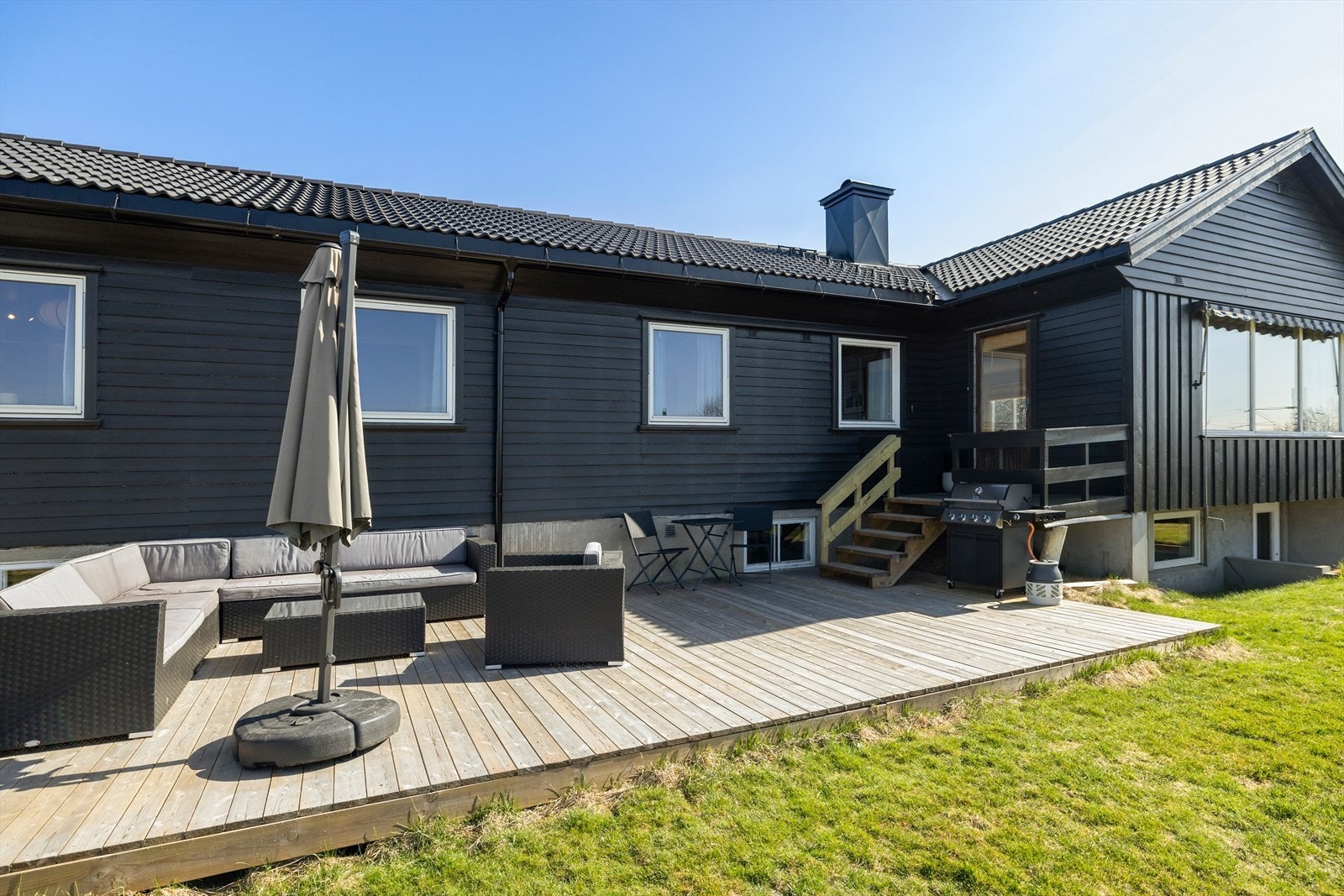 Nyere terrasseplatting mot vest. Usjenert og solrikt! Galleribilde