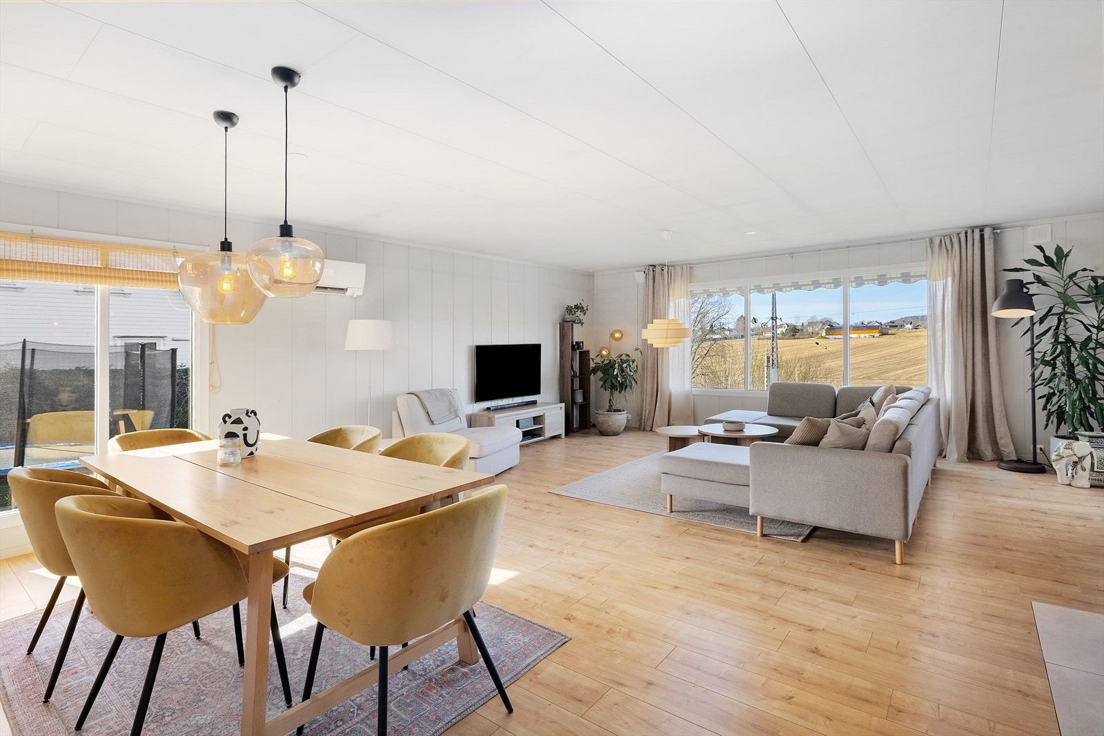 Lys og deilig stue med store vindusflater. Ingen innsyn fra vinduer i vest. Galleribilde