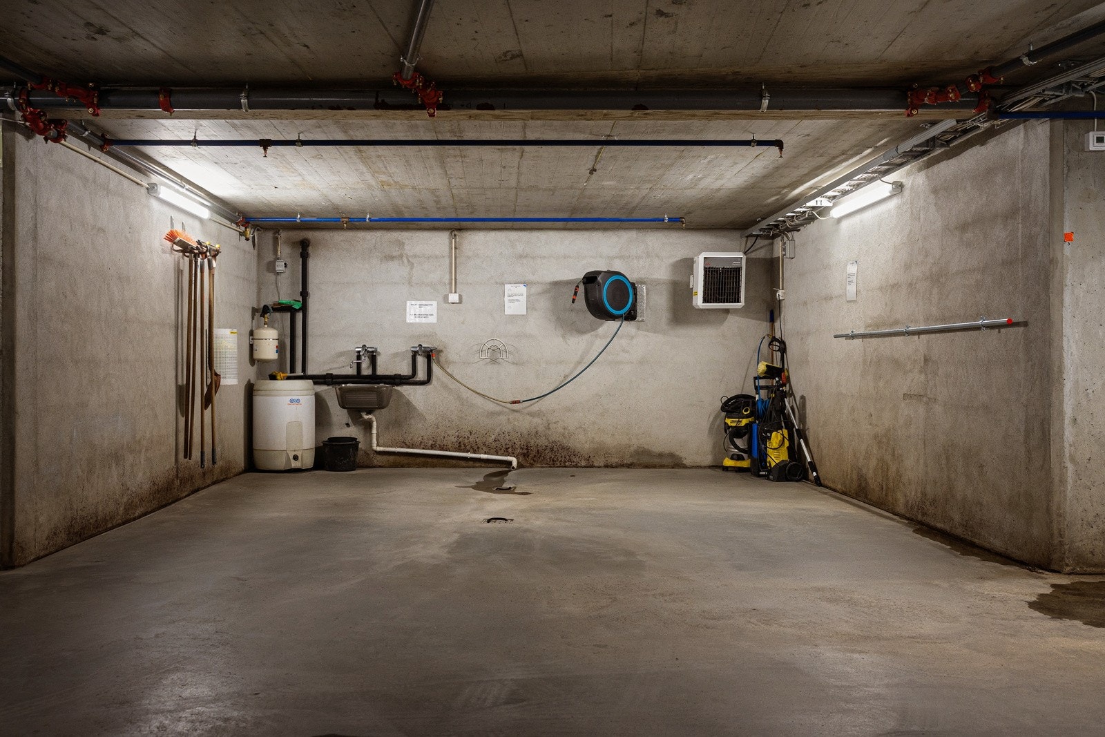 I garasjen er det også selvvaskeanlegg for bil Galleribilde