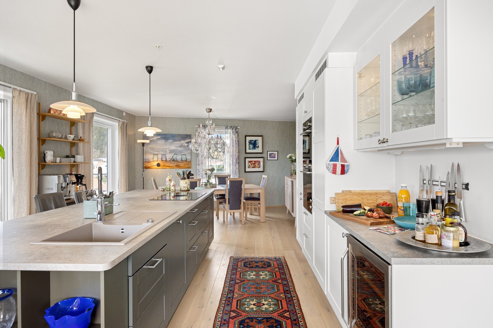 Løsningen skaper en sosial og luftig atmosfære, perfekt for både hverdagsliv og hyggelige selskap Galleribilde