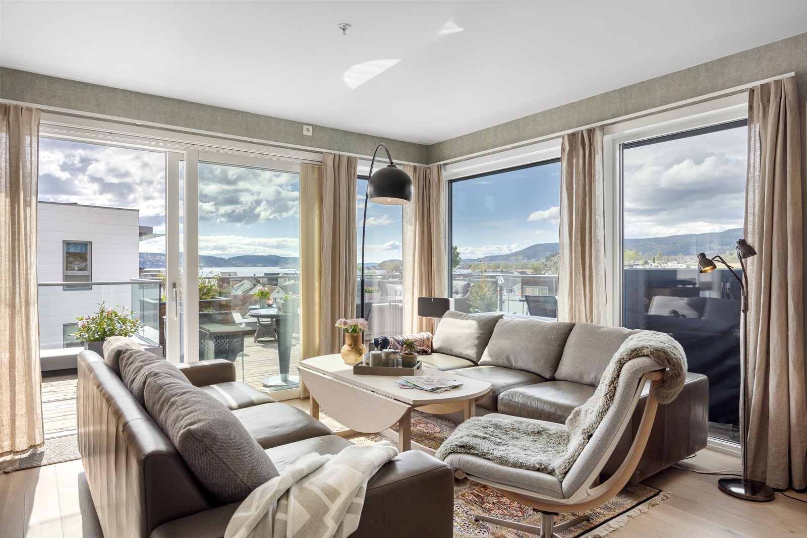 Stuen er boligens naturlige samlingspunkt - romslig, sosial og gjennomtenkt utformet med gode møbleringssoner for både avslapning og selskapelighet Galleribilde