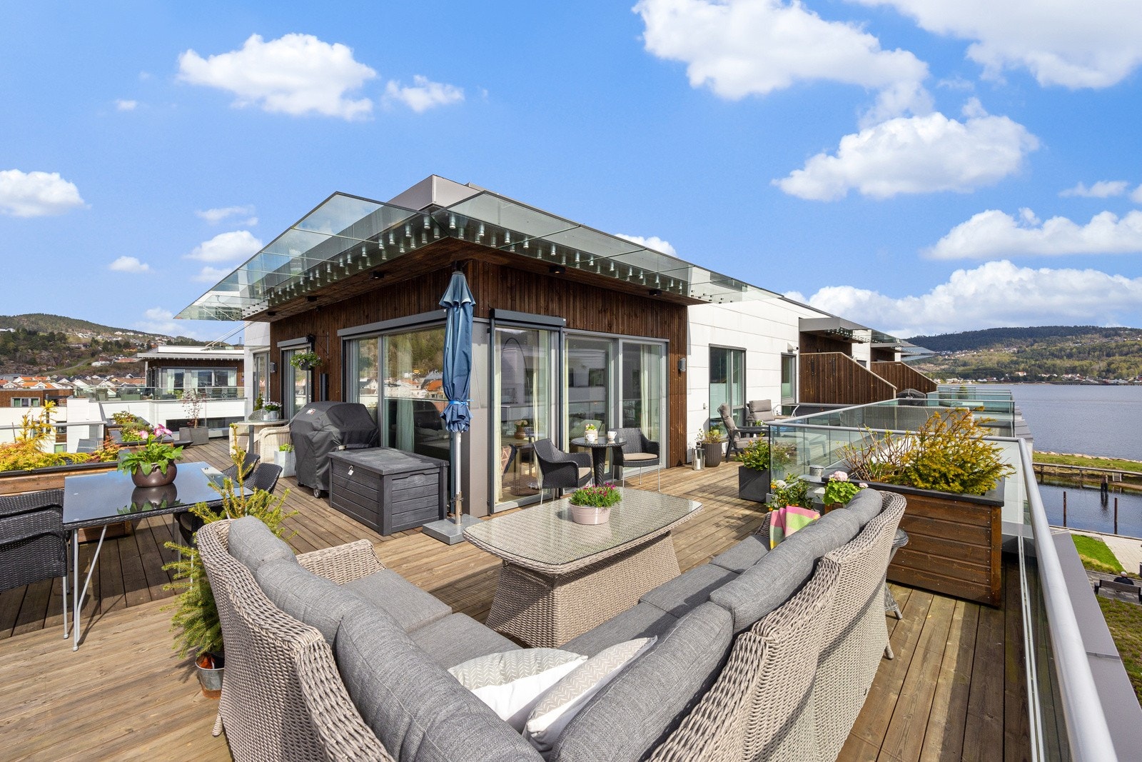 Takterrassen er en sjelden perle på hele 74 kvm, med flere soner og svært gode solforhold gjennom dagen Galleribilde