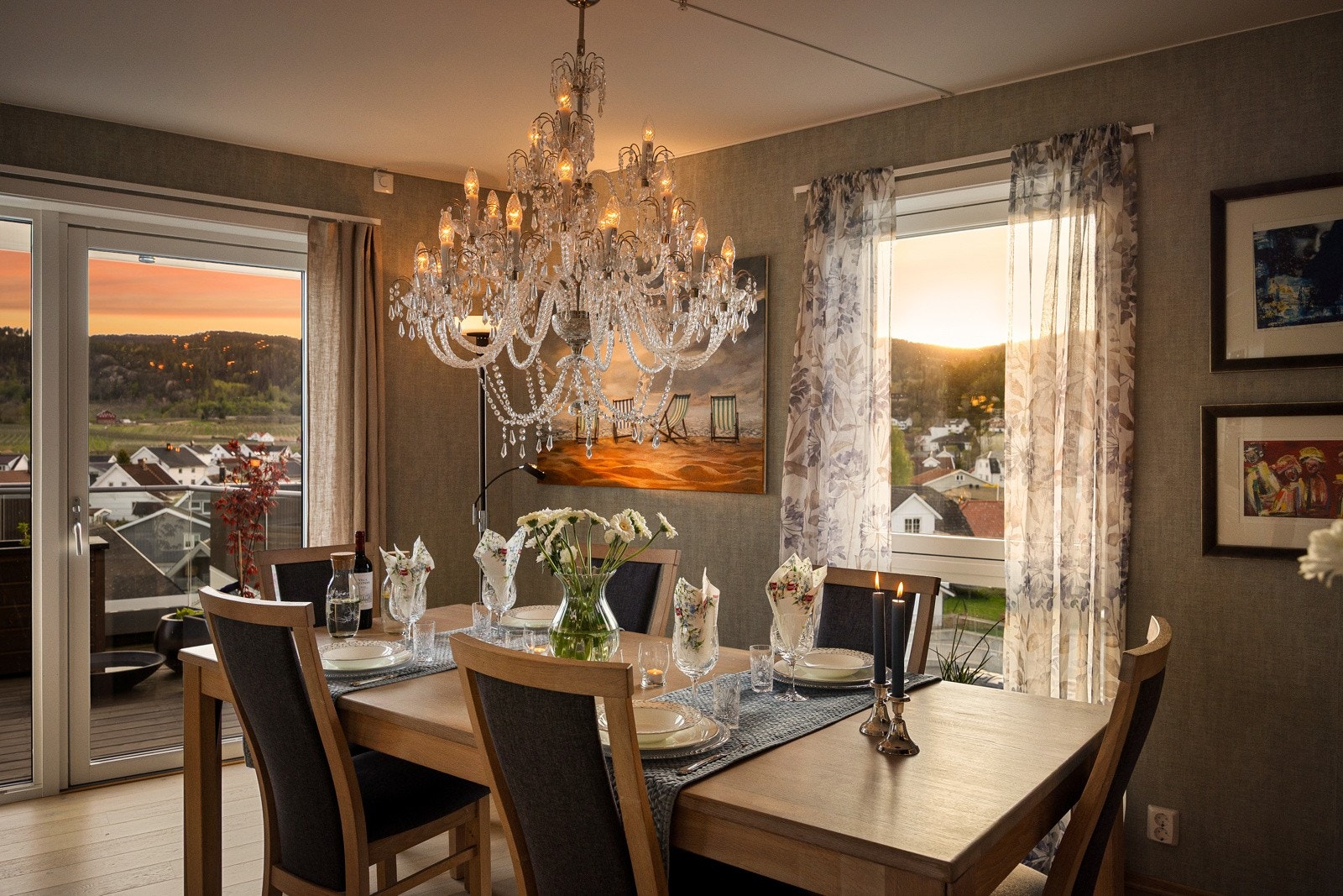 Ved leilighetens spisesone er det god plass til både hverdagslige måltider og selskap med venner og familie Galleribilde