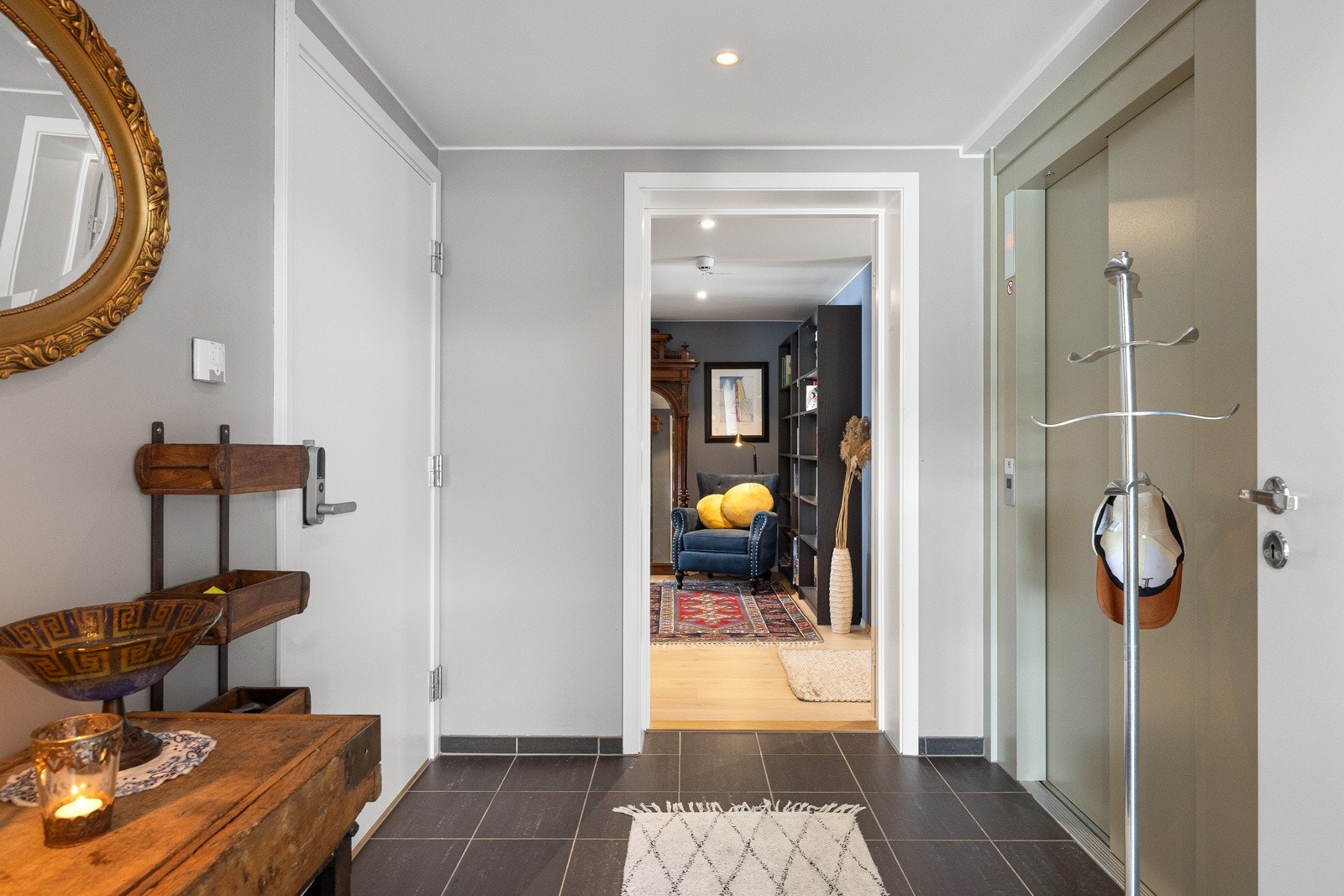 Løsningen med heis rett inn gir en unik følelse av eksklusivitet og privatliv, samtidig som det gir enkel og praktisk adkomst - perfekt både til hverdags og ved selskaper Galleribilde