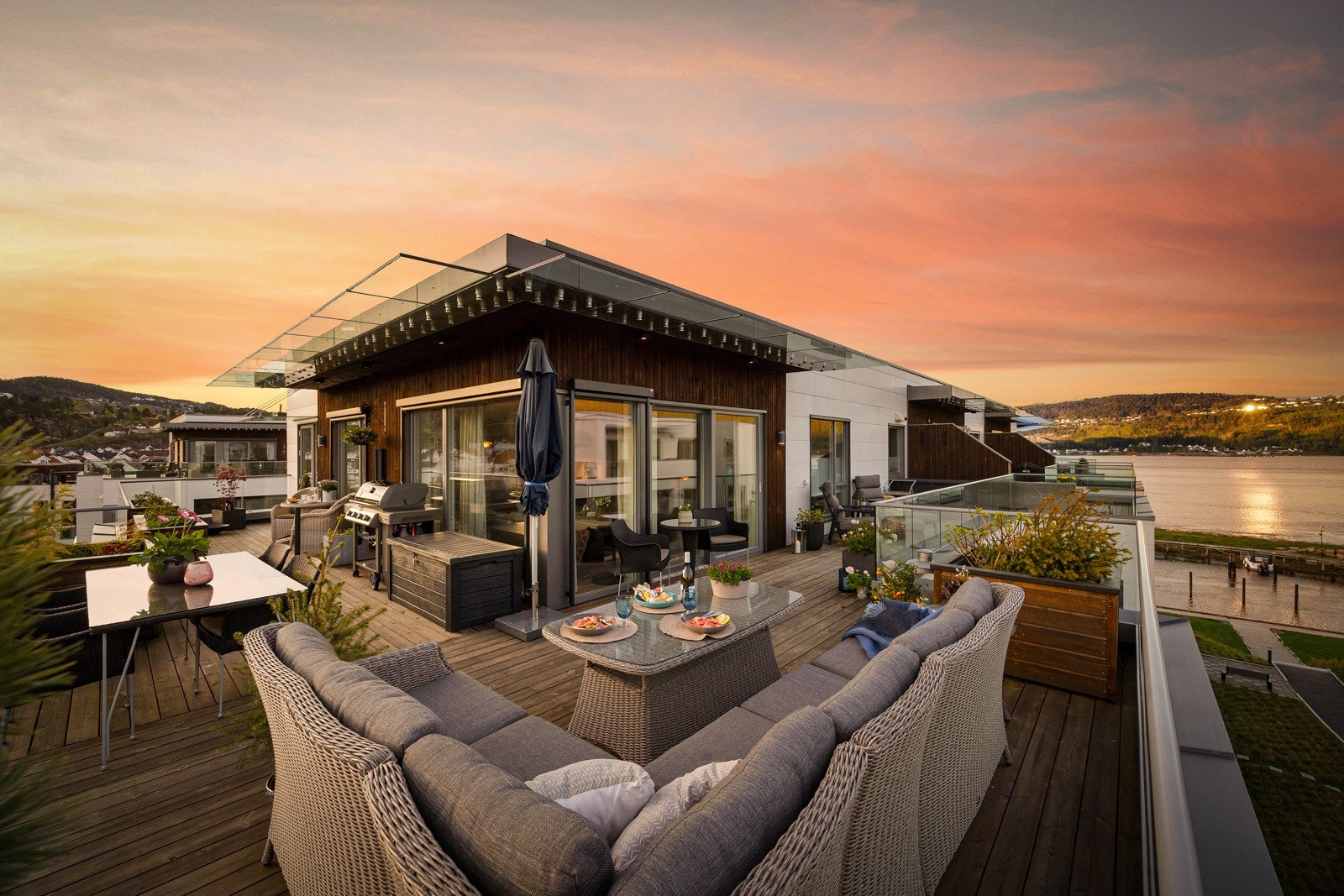 Eksklusiv 4-roms leilighet fra 2022, med heisadkomst direkte til leiligheten, takterrasse på 74 kvm og fantastisk sjøutsikt! Galleribilde