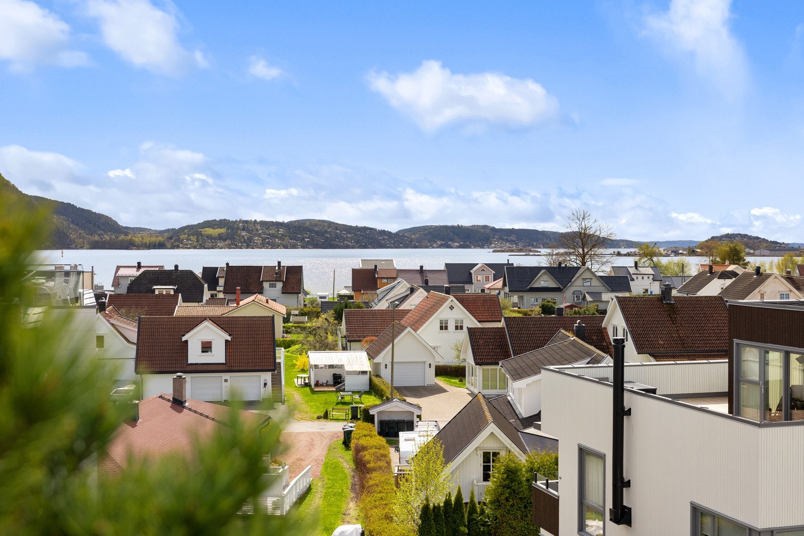 Den åpne utsikten mot sjøen skaper en rolig og hyggelig stemning, perfekt for både hverdagsnytelse og sosiale sammenkomster Galleribilde