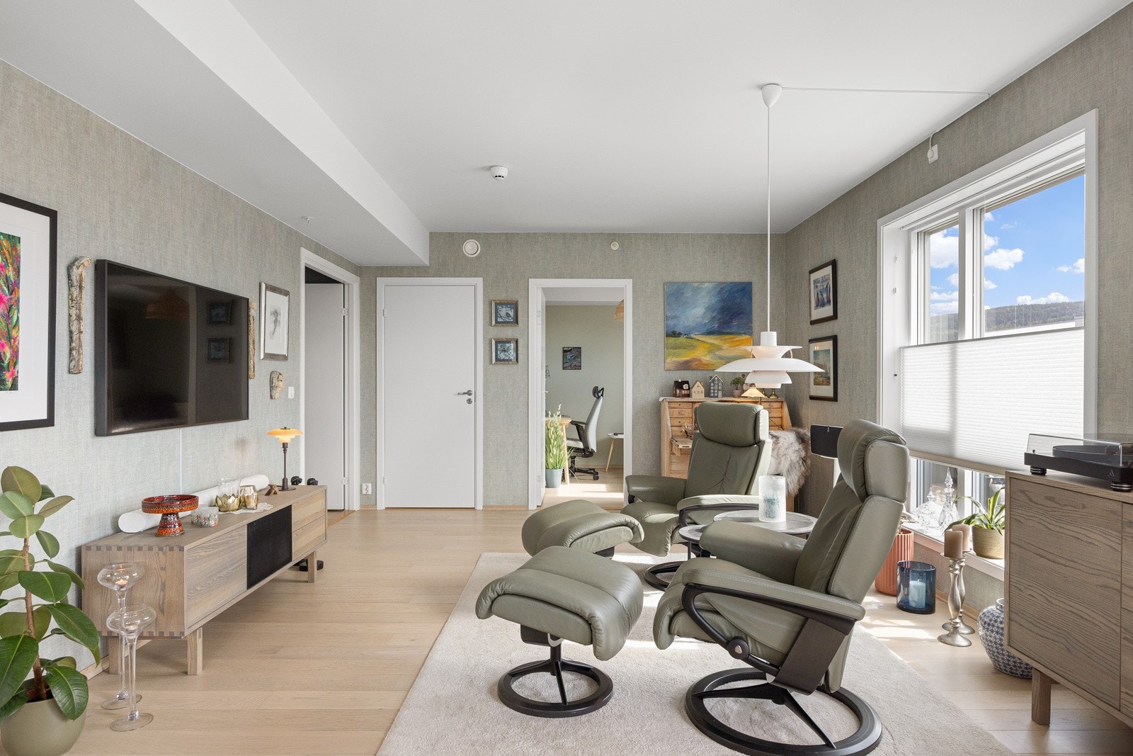 Dersom man ønsker å holde solen ute er det elektrisk solskjerming på alle store stuevinduer Galleribilde