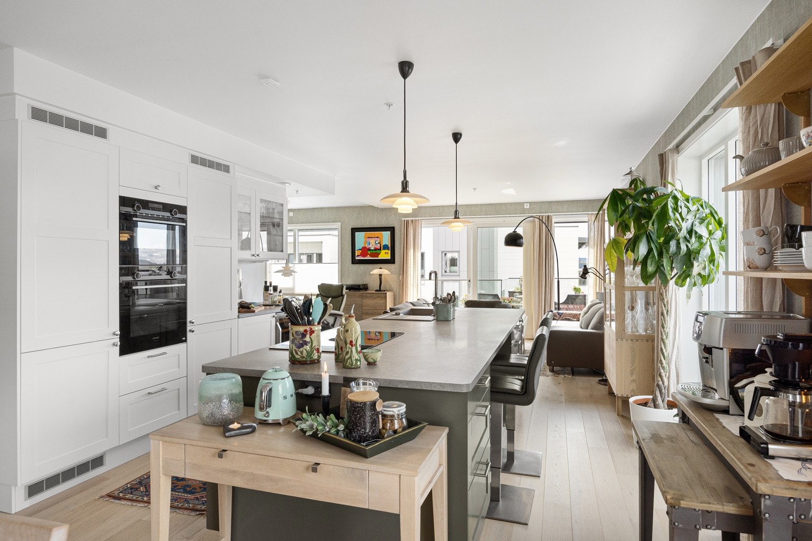 Innredningen har klassiske, profilerte fronter som gir kjøkkenet et tidløst uttrykk, mens benkeplaten i laminat sikrer både slitestyrke og enkel vedlikehold Galleribilde