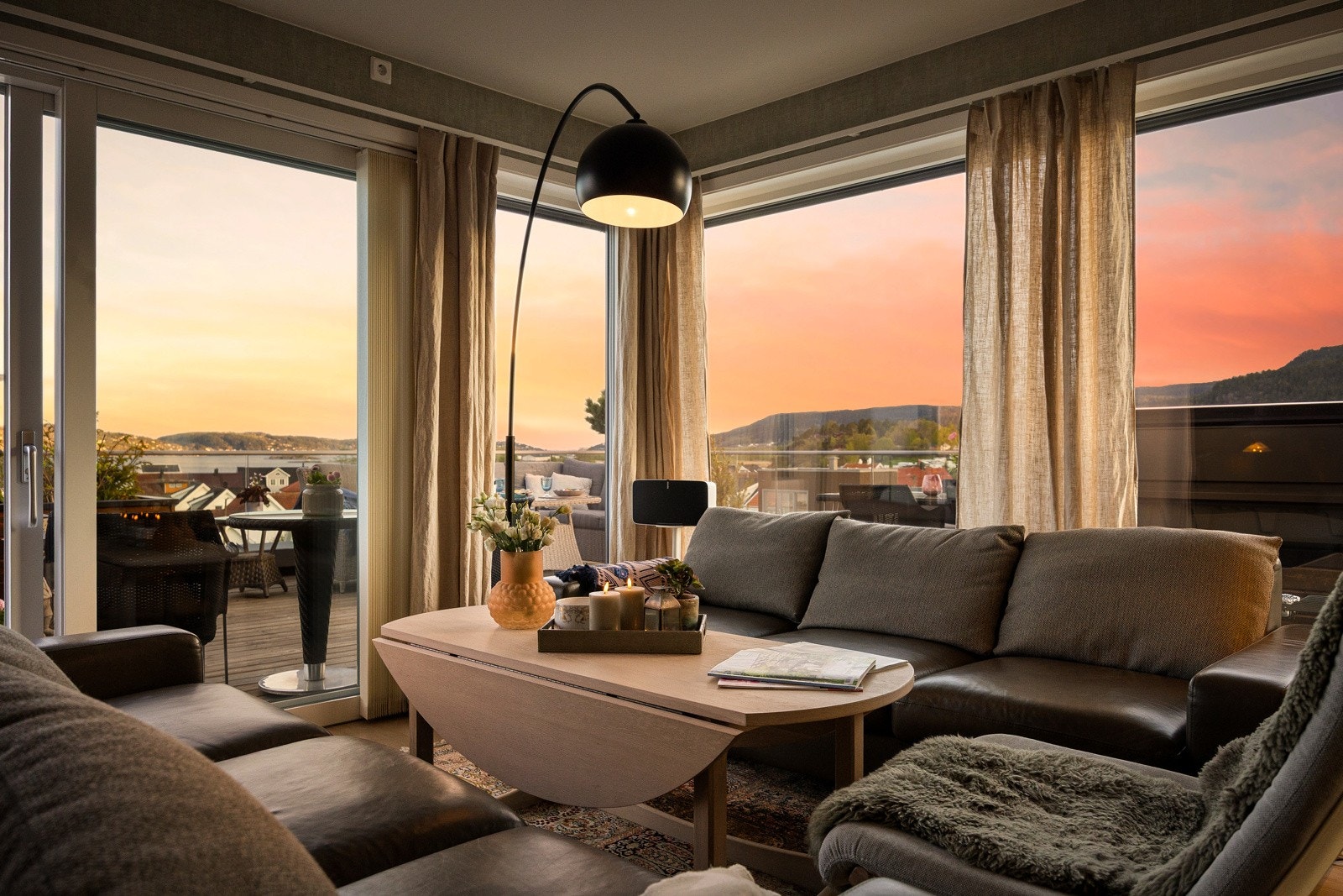 Store vindusflater slipper inn rikelig med naturlig lys gjennom dagen og forsterker den åpne og innbydende atmosfæren Galleribilde