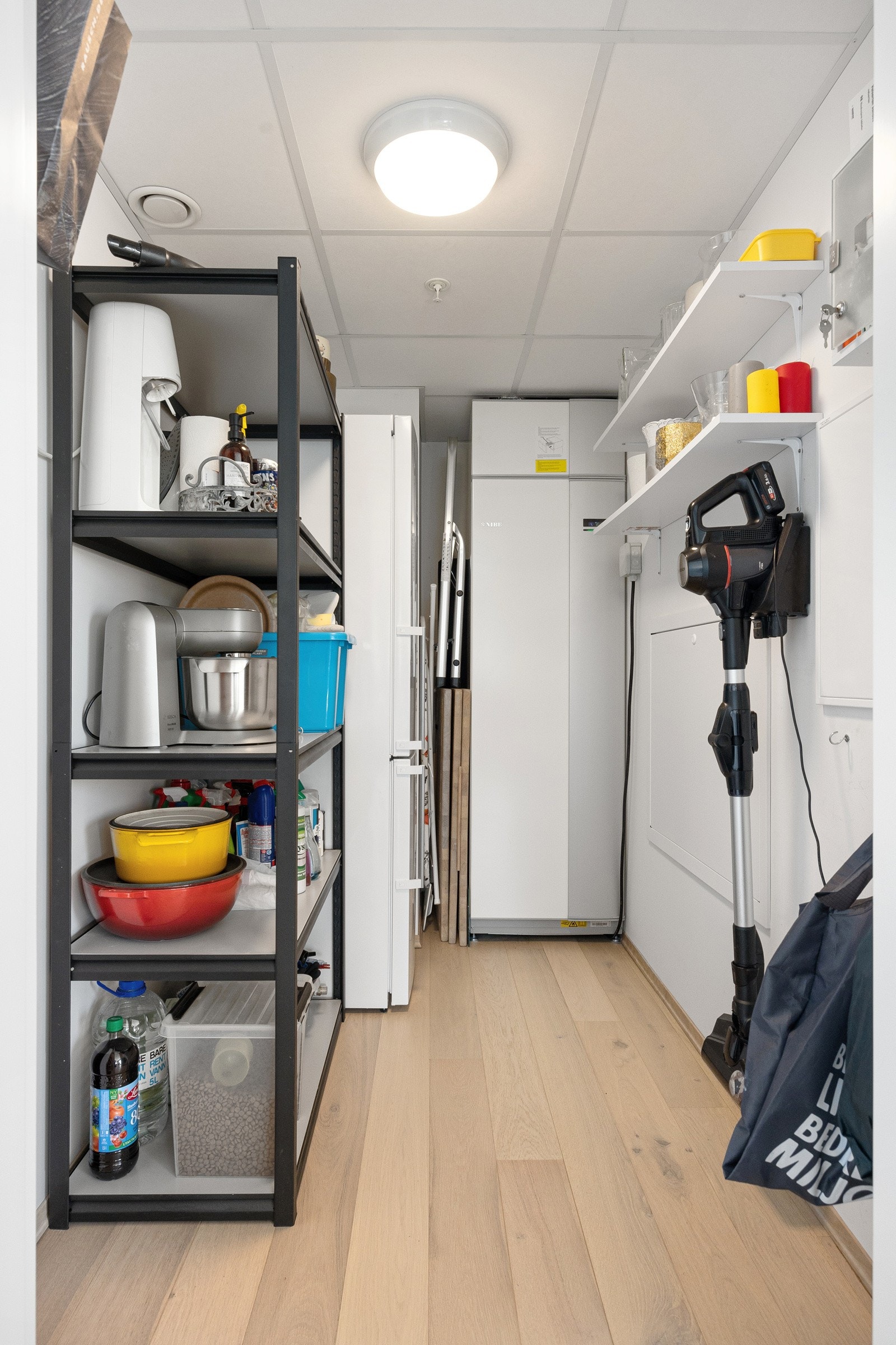 Praktisk innvendig bod/teknisk rom til oppbevaring Galleribilde