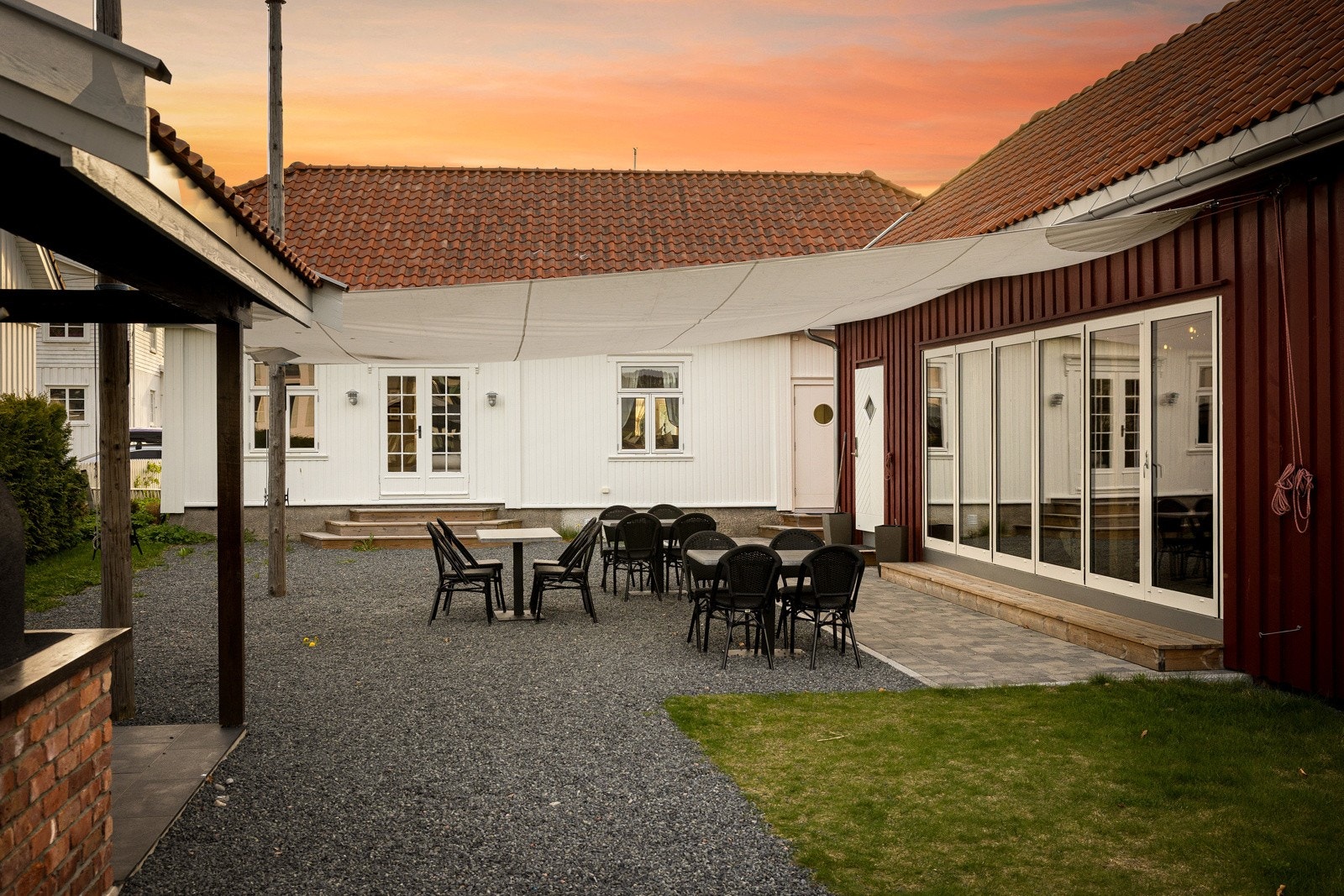 Det er mulig å leie skipperhuset for overnatting og selskapslokale for konfirmasjoner, bursdager etc. Galleribilde