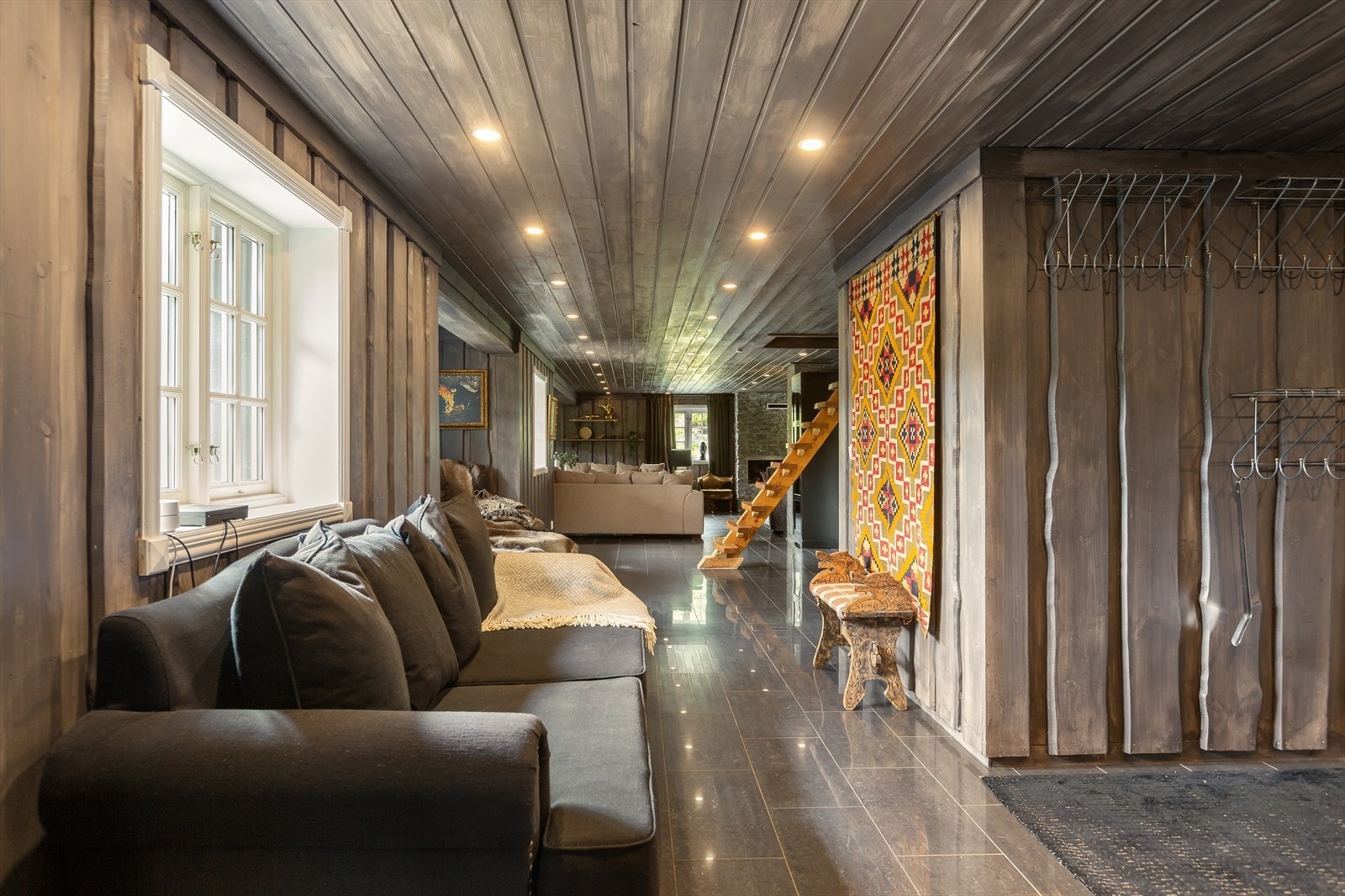 Panelte overflater og gulvfliser i dempende toner. Galleribilde