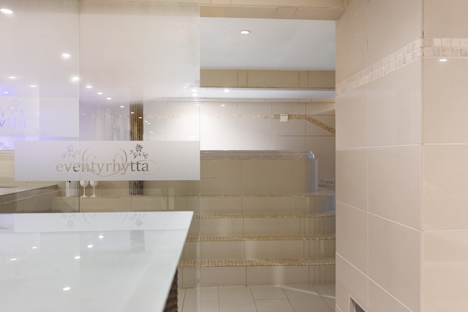 Kjeller er innredet med basseng, kjøkken og 4 rom innredet med sengeplasser m.m. Vi gjør oppmerksom på at byggesøkte tegninger ikke stemmer med dagens bruk. Se tilstandsrapport. Galleribilde