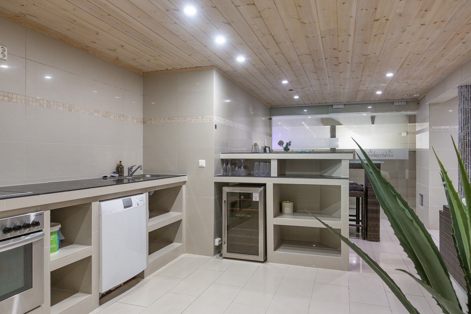 Kjøkkeninnredning med stekeovn, oppvaskmaskin og vinskap. Galleribilde