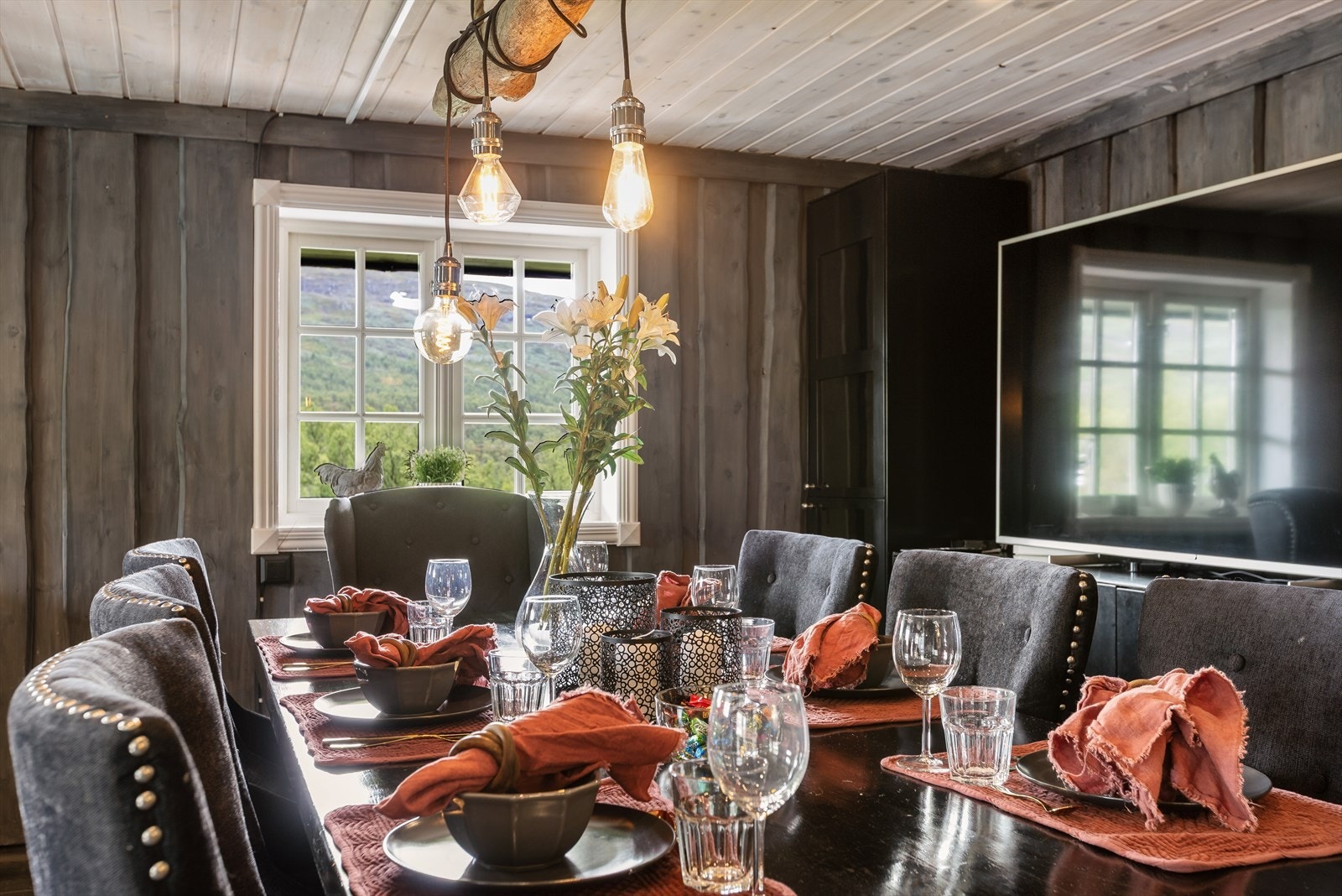 Koselig spisestue med utsikt mot vakker natur. Galleribilde