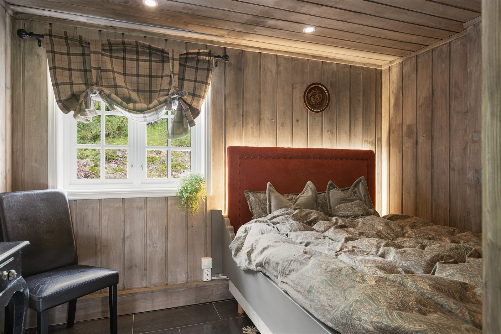 Koselig innredet soverom. Det er tre soverom i hyttas hovedetasje. Galleribilde