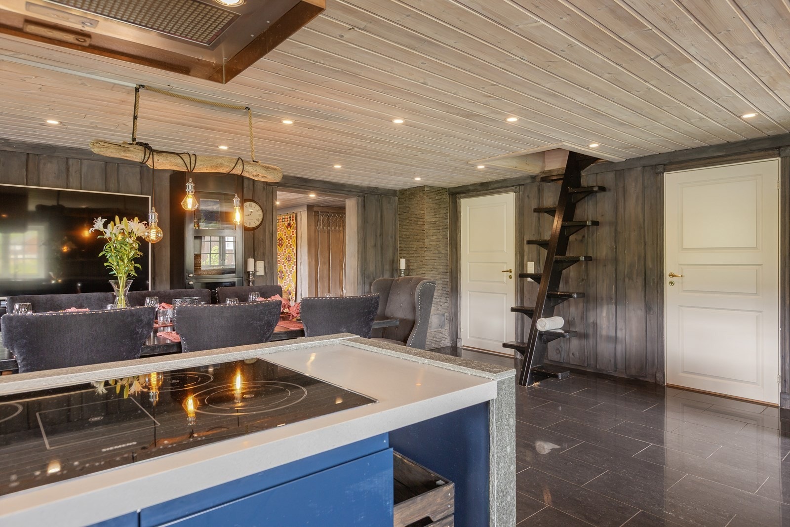 Trapp ved kjøkken opp til hems. Galleribilde