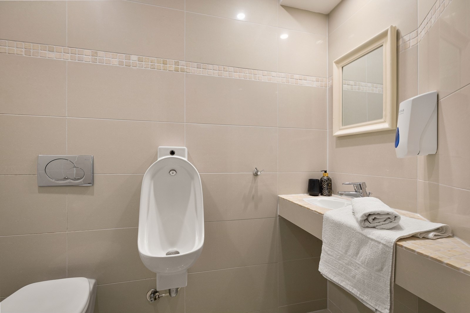 Toalettrom med servant, wc og pissoar. Galleribilde