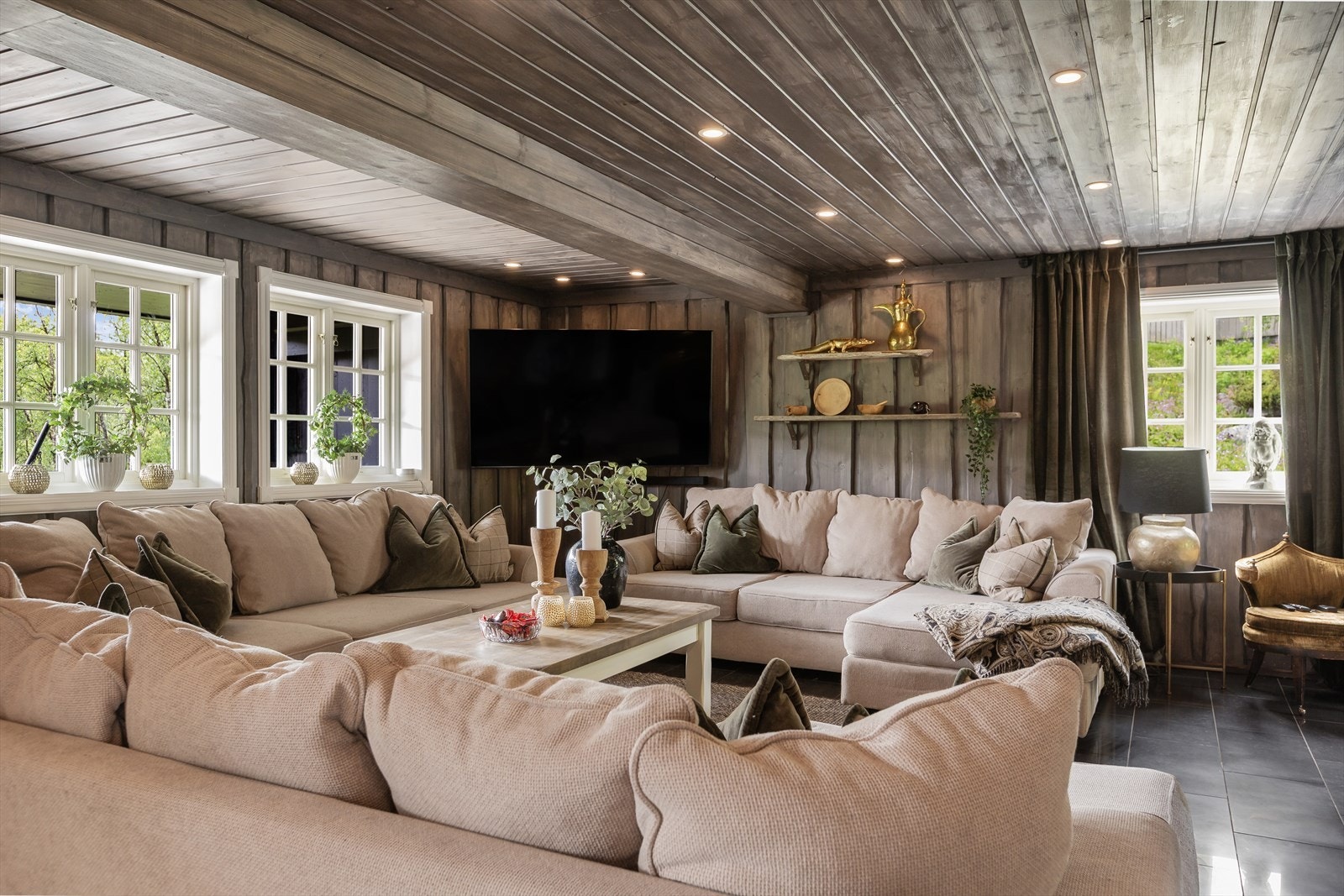 Flere vindusflater som slipper inn godt med naturlig lys. Galleribilde